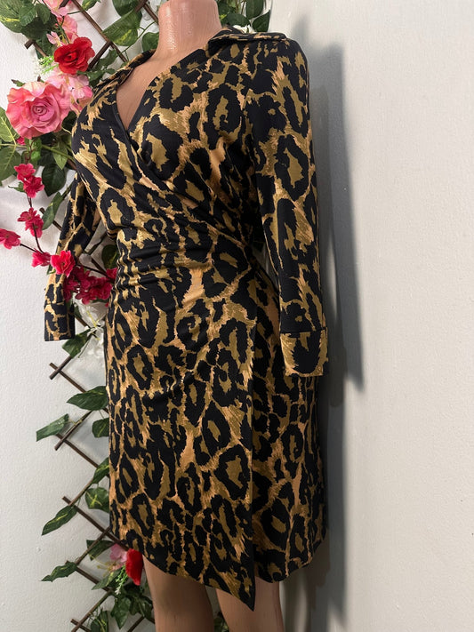 Robe croisée décolleté en V imprimé léopard avec manche mi longue - Perluna Store - kinshasa