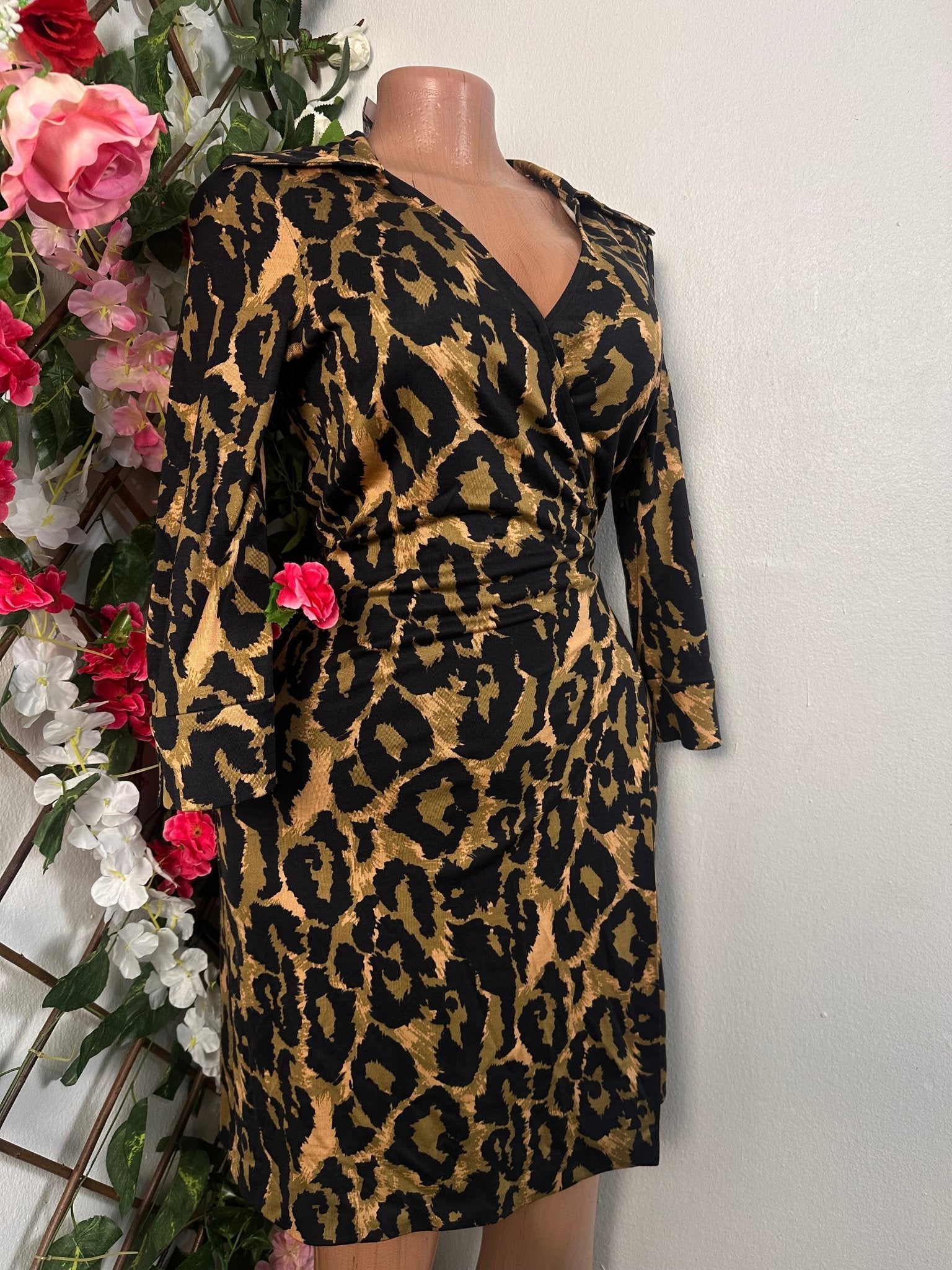 Robe croisée décolleté en V imprimé léopard avec manche mi longue - Perluna Store - kinshasa