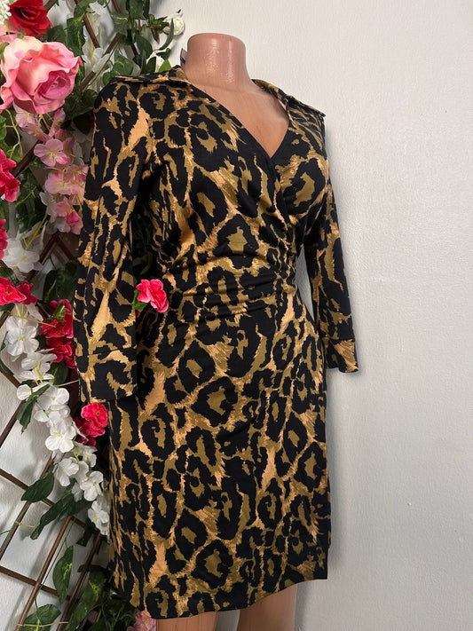 Robe croisée décolleté en V imprimé léopard avec manche mi longue - Perluna Store - kinshasa