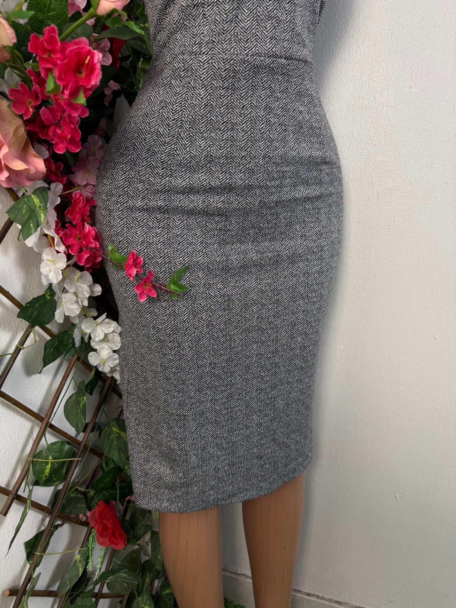 Robe de bureau mi longue colle en u - Perluna Store - kinshasa