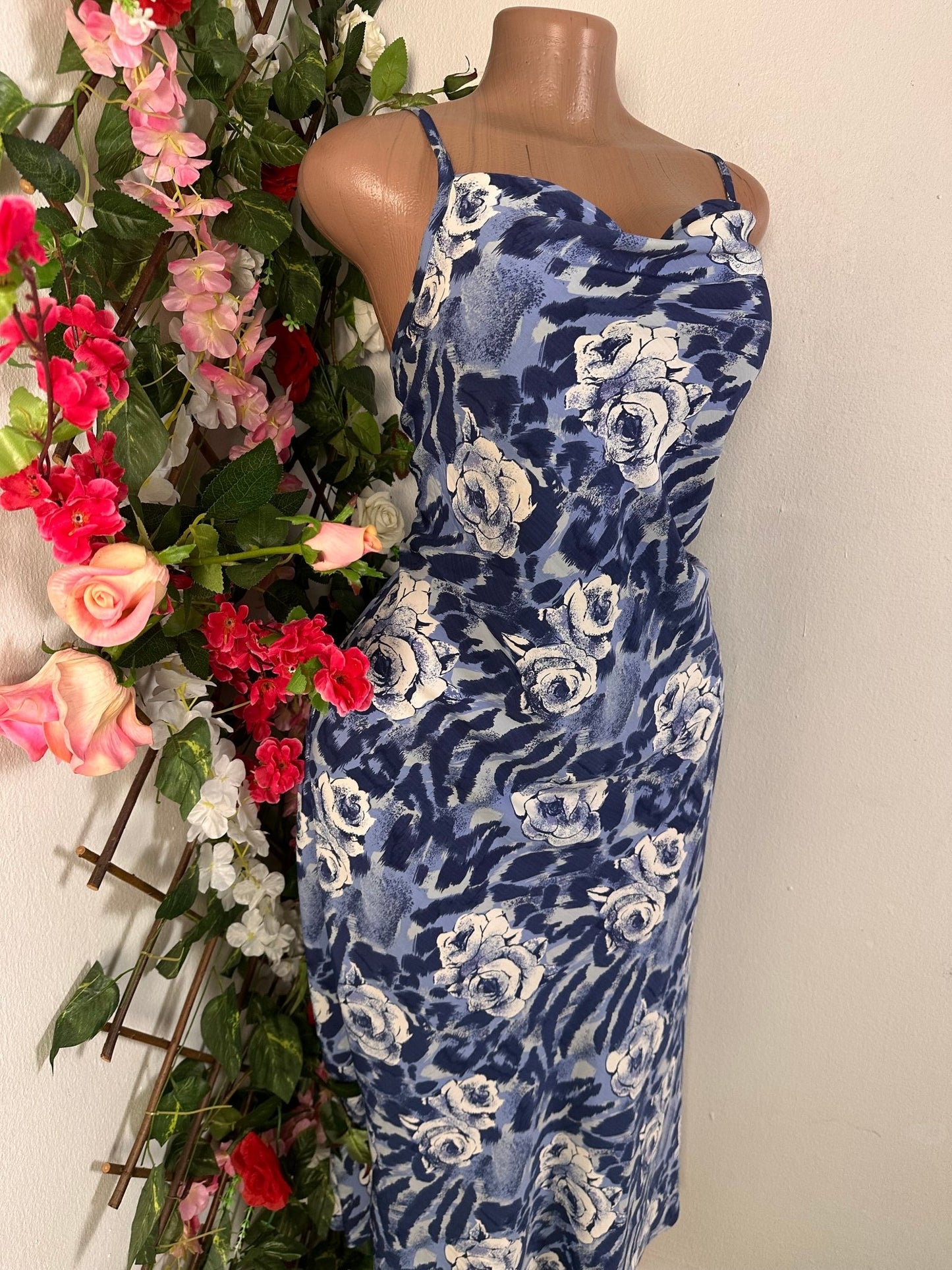 Robe décontracté longue à fine bretelle et décolleté drapé - Perluna Store - kinshasa