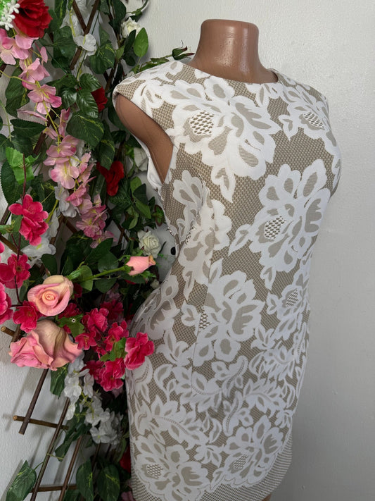 Robe droite a broderie florale sans manche - Perluna Store - kinshasa