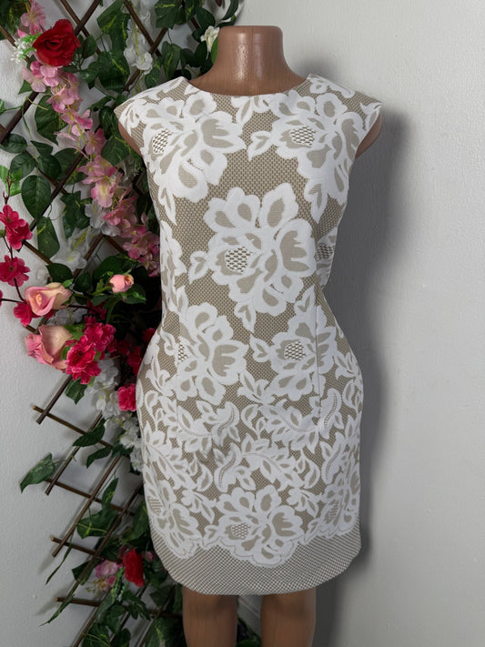 Robe droite a broderie florale sans manche - Perluna Store - kinshasa