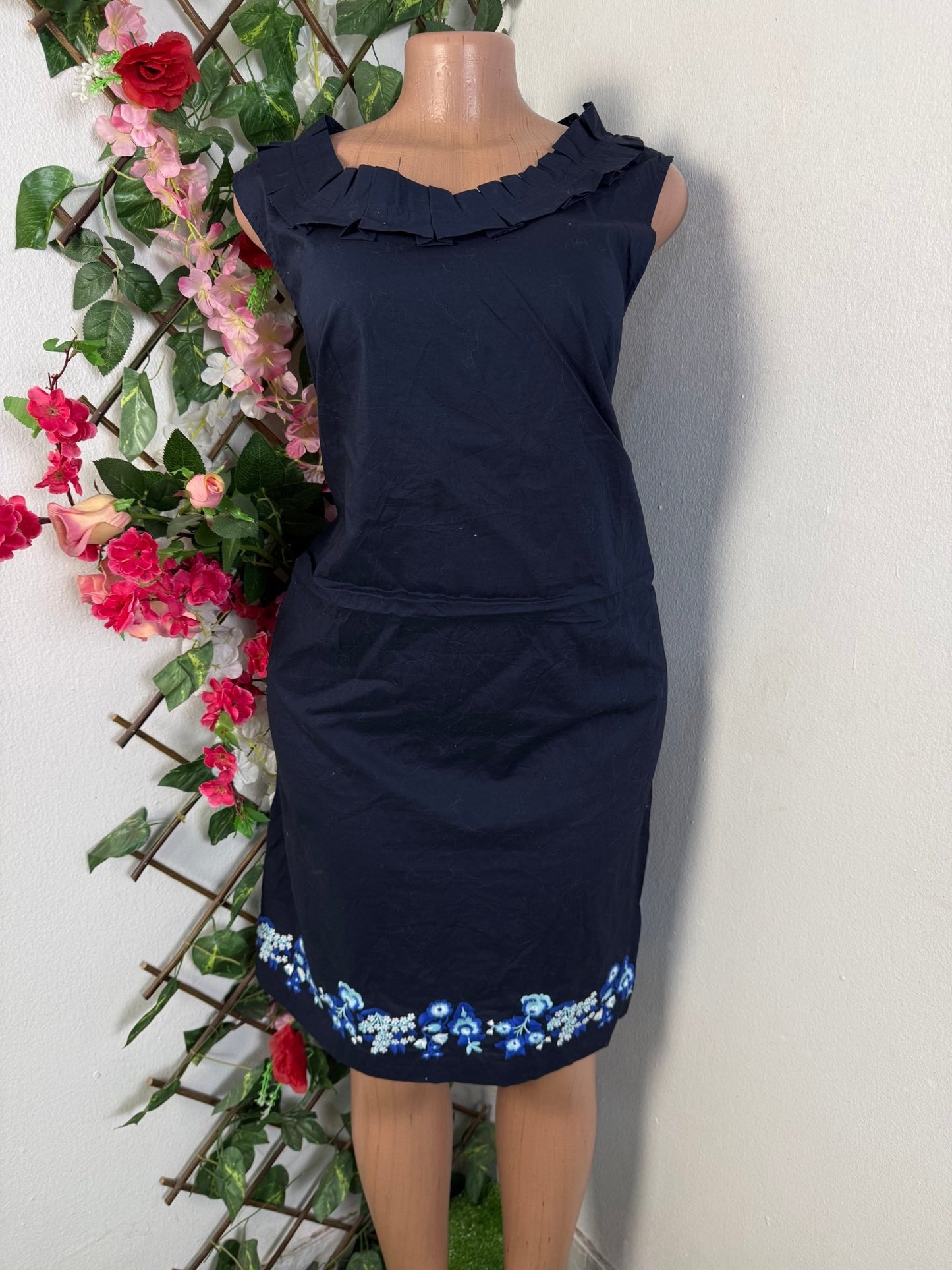 Robe droite à colle rond sans manche - Perluna Store - kinshasa