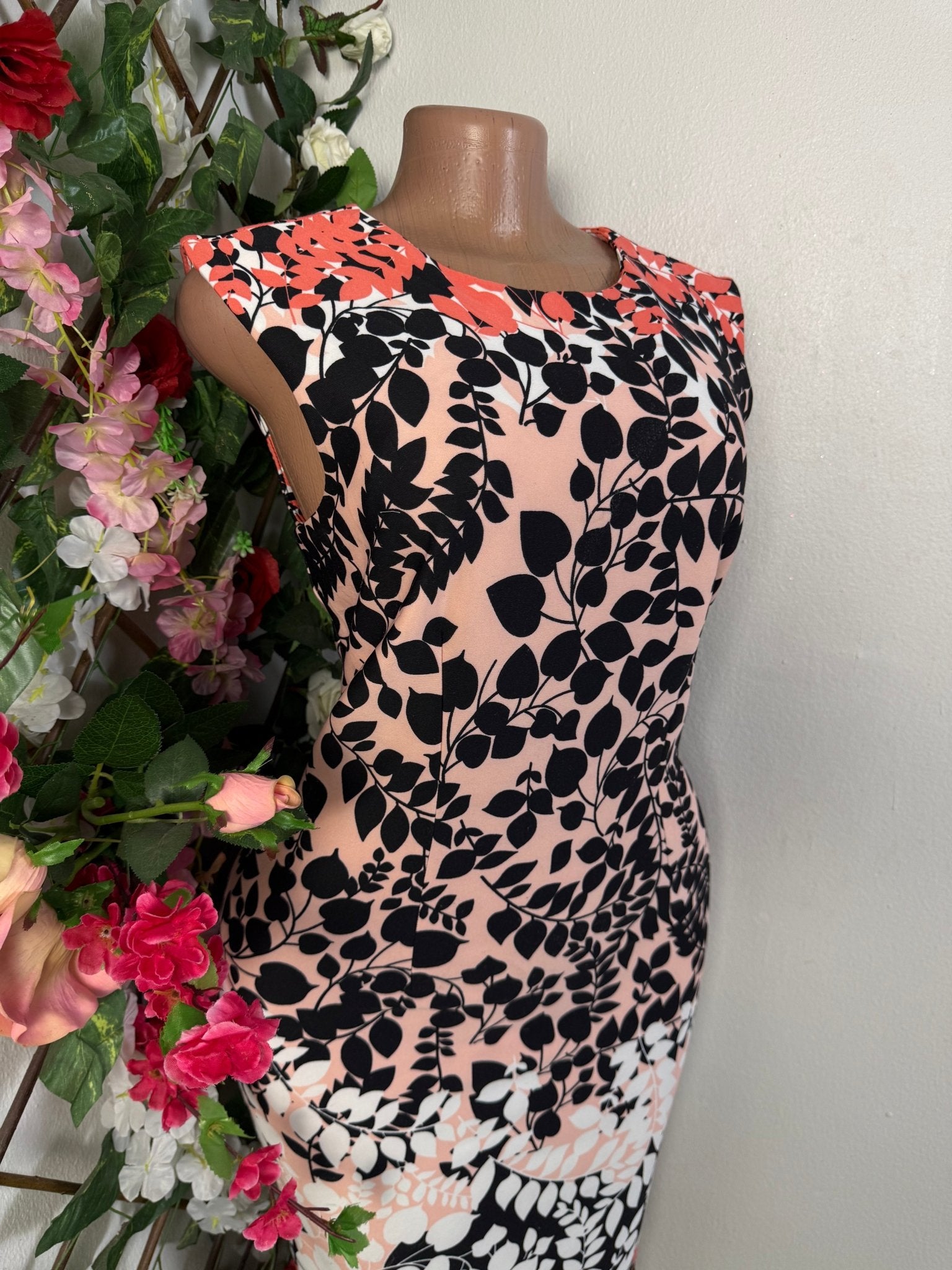 Robe droite colle rond sans manche  - Perluna Store - kinshasa