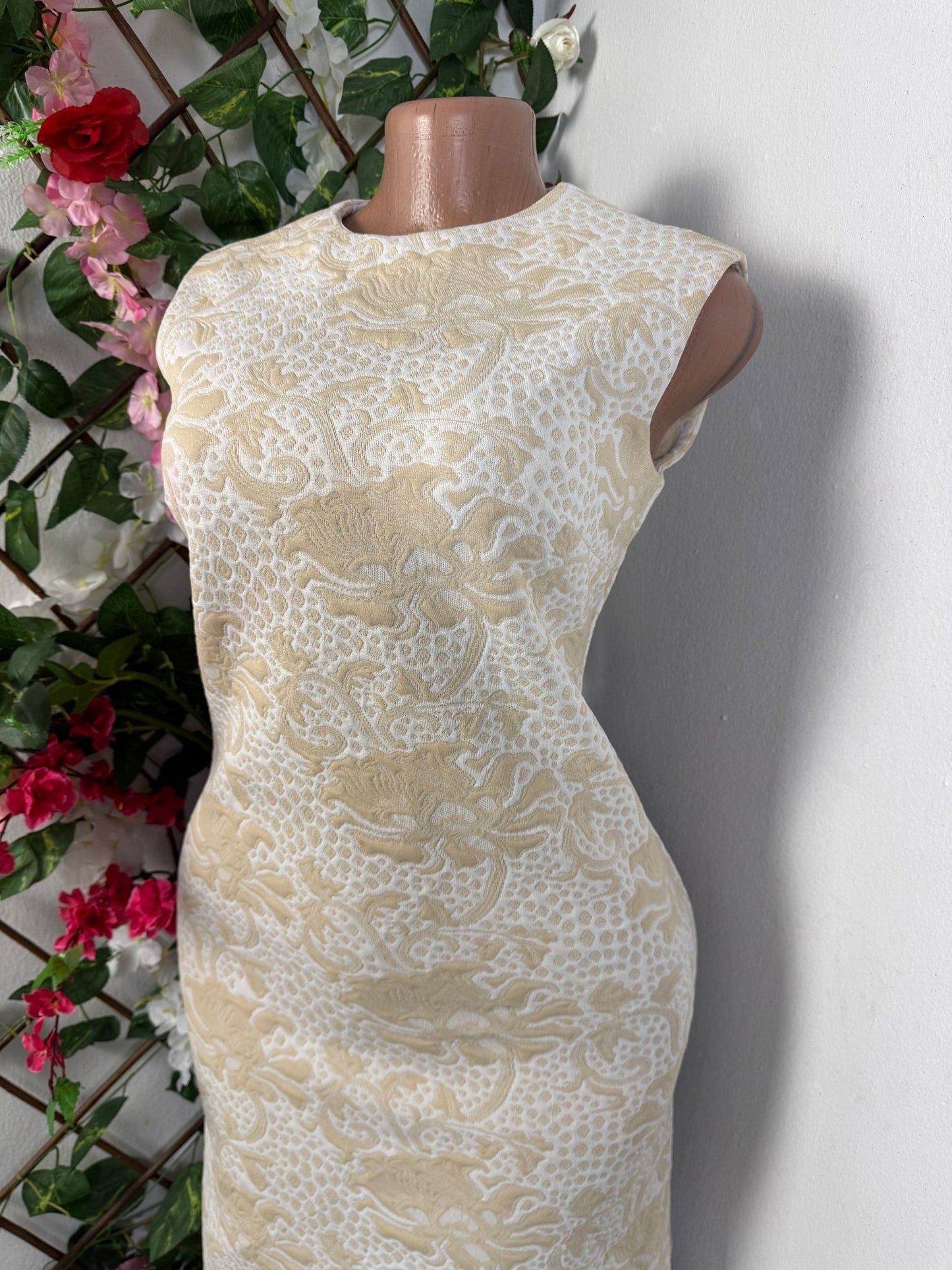 robe droite colle rond sans manche - Perluna Store - kinshasa