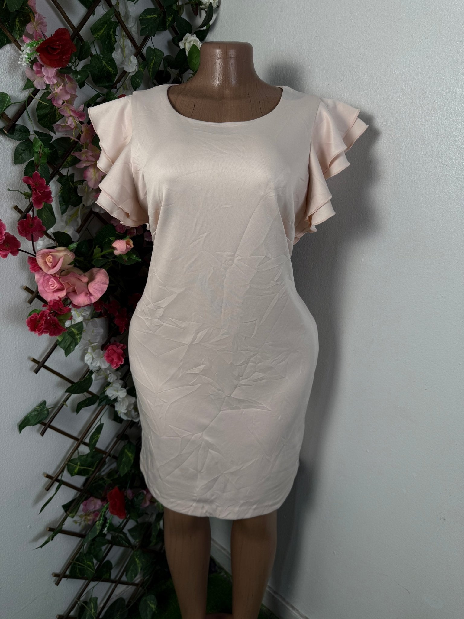 Robe droite mi longue a manche courte fourchu decolette en coeur - Perluna Store - kinshasa