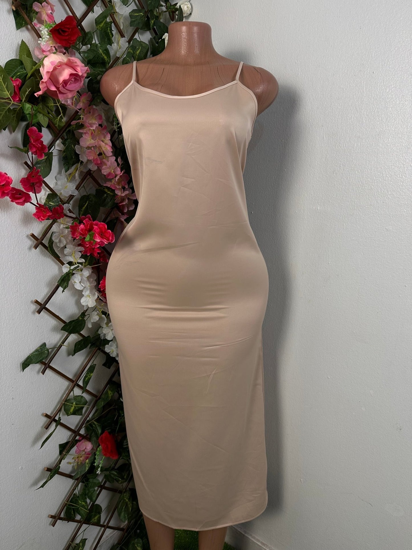 Robe droite satiné à bretelle fine très confortable - Perluna Store - kinshasa