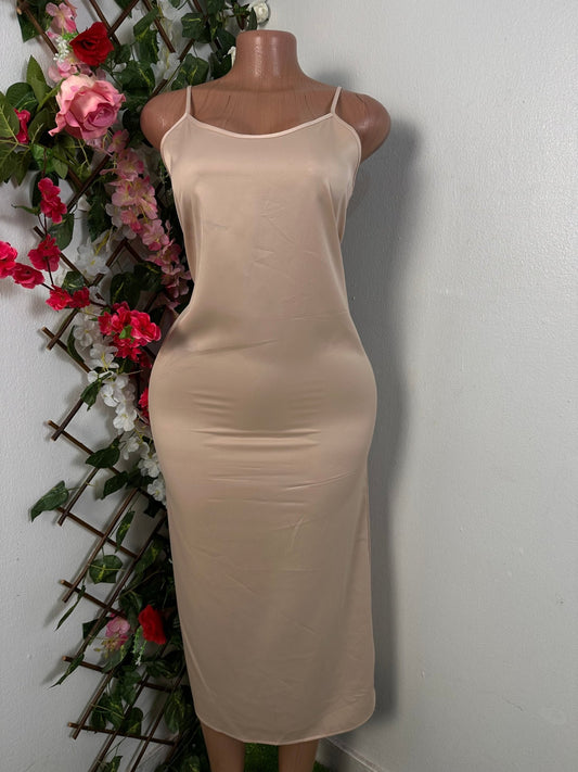 Robe droite satiné à bretelle fine très confortable - Perluna Store - kinshasa