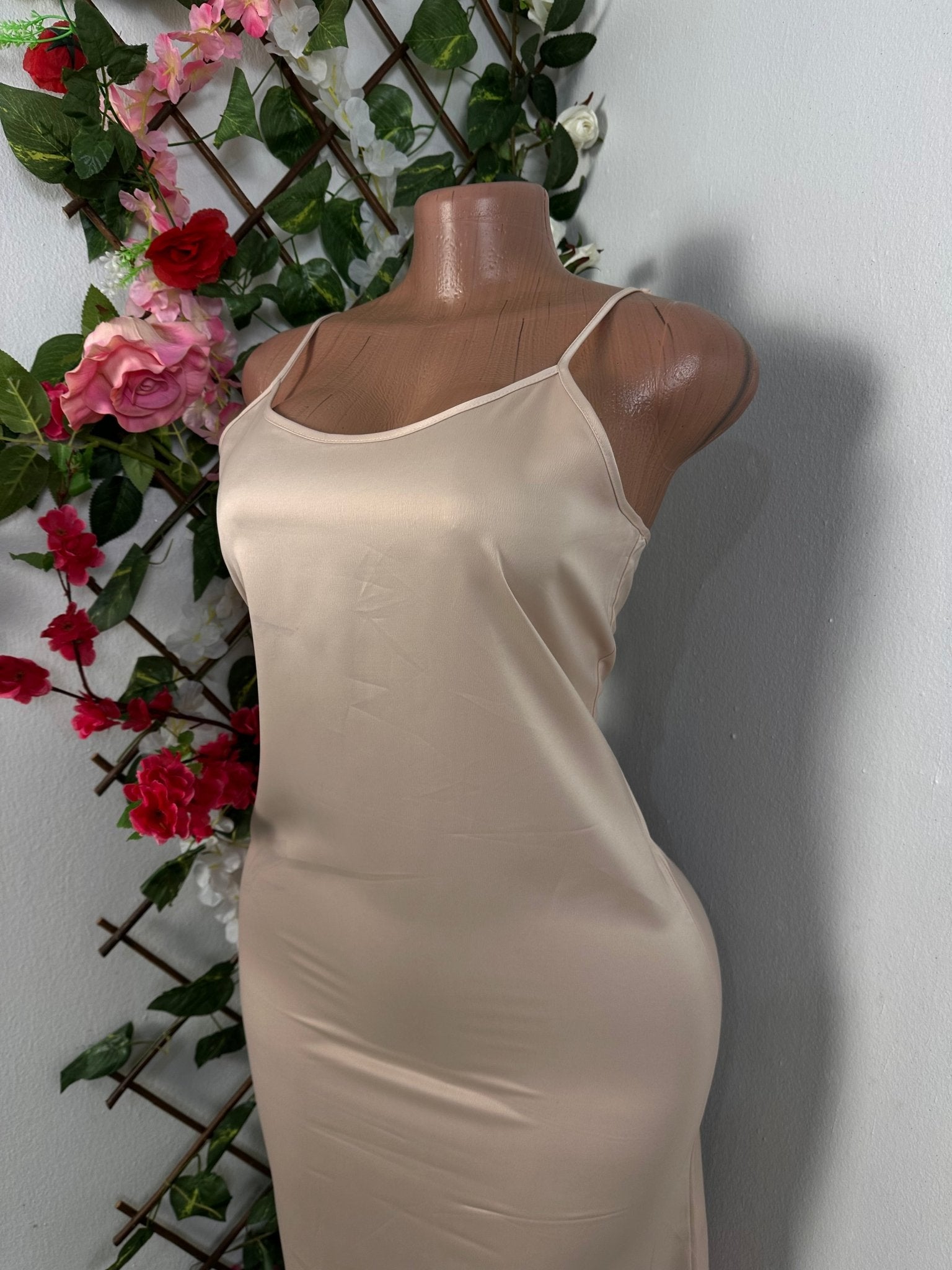 Robe droite satiné à bretelle fine très confortable - Perluna Store - kinshasa