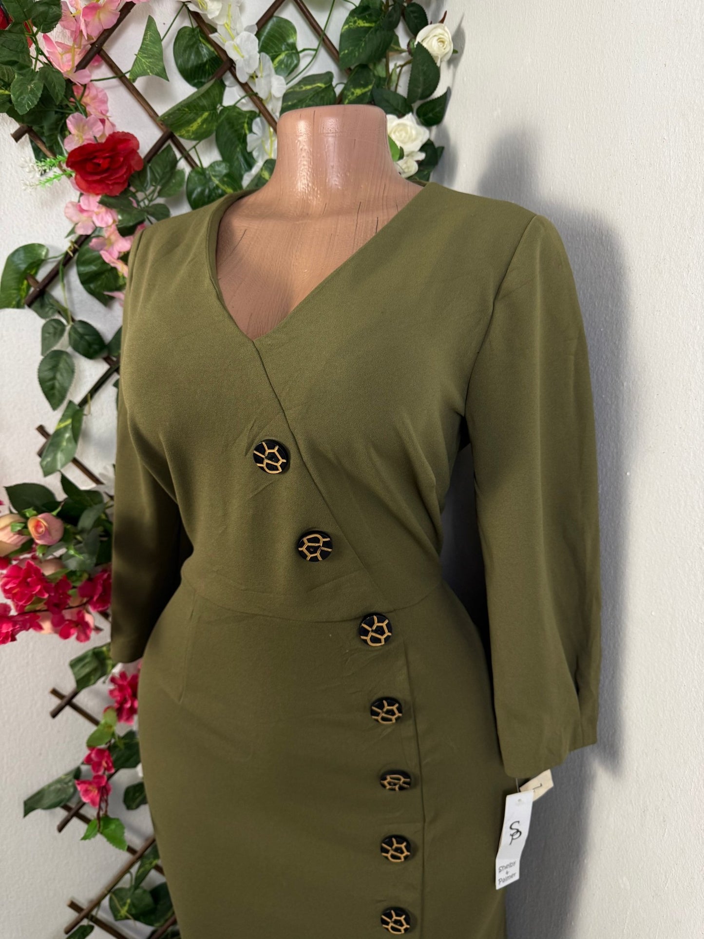 Robe élégante à bouton colle V  - Perluna Store - kinshasa