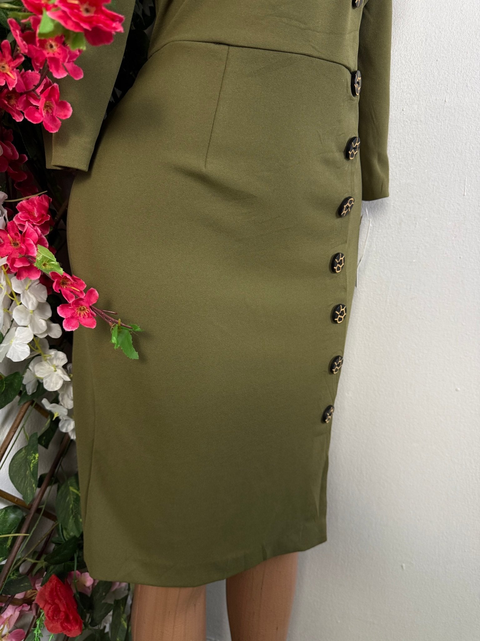 Robe élégante à bouton colle V  - Perluna Store - kinshasa