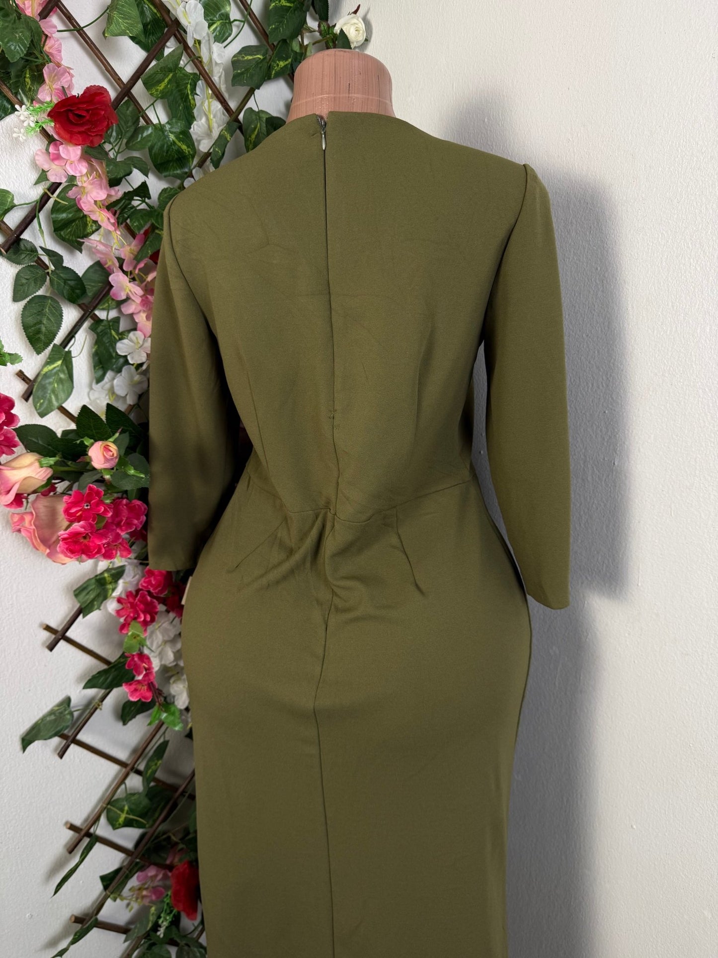 Robe élégante à bouton colle V  - Perluna Store - kinshasa