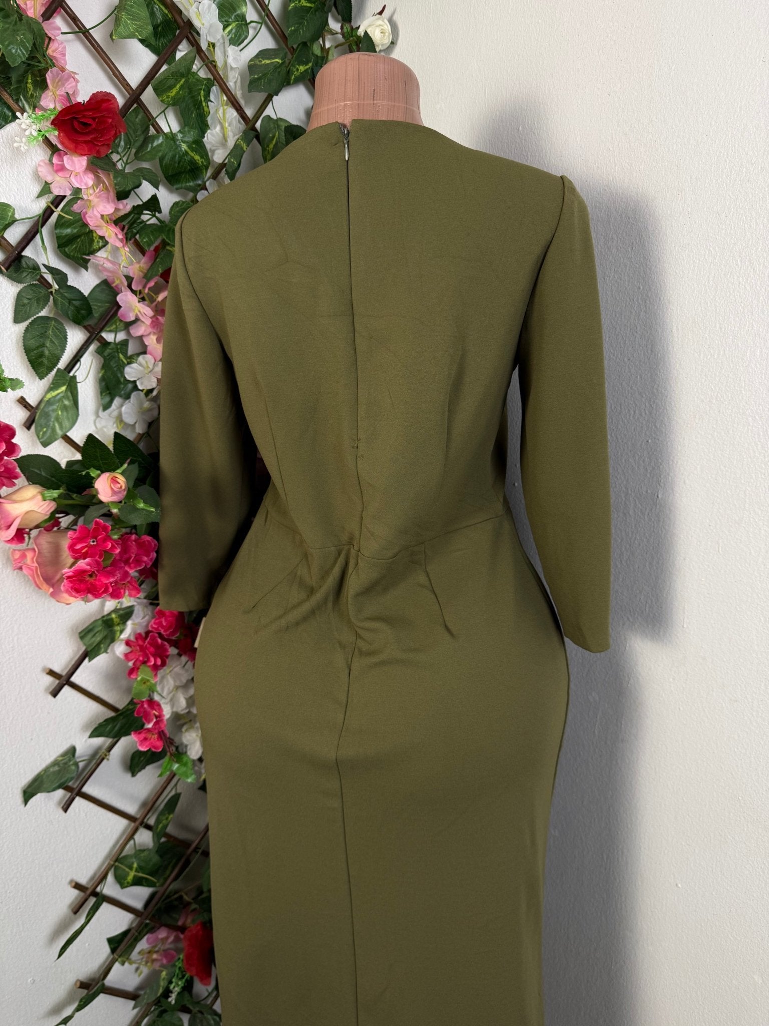Robe élégante à bouton colle V  - Perluna Store - kinshasa