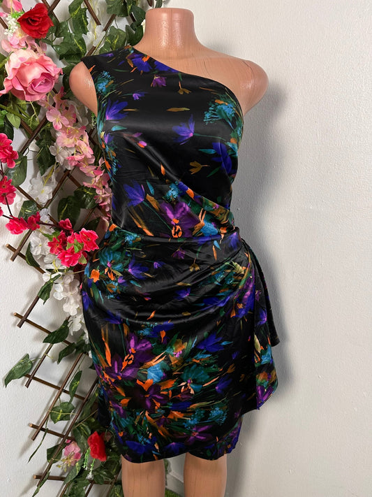 Robe élégante en satin avec décolleté à une épaule et drapé à la taille - Perluna Store - kinshasa