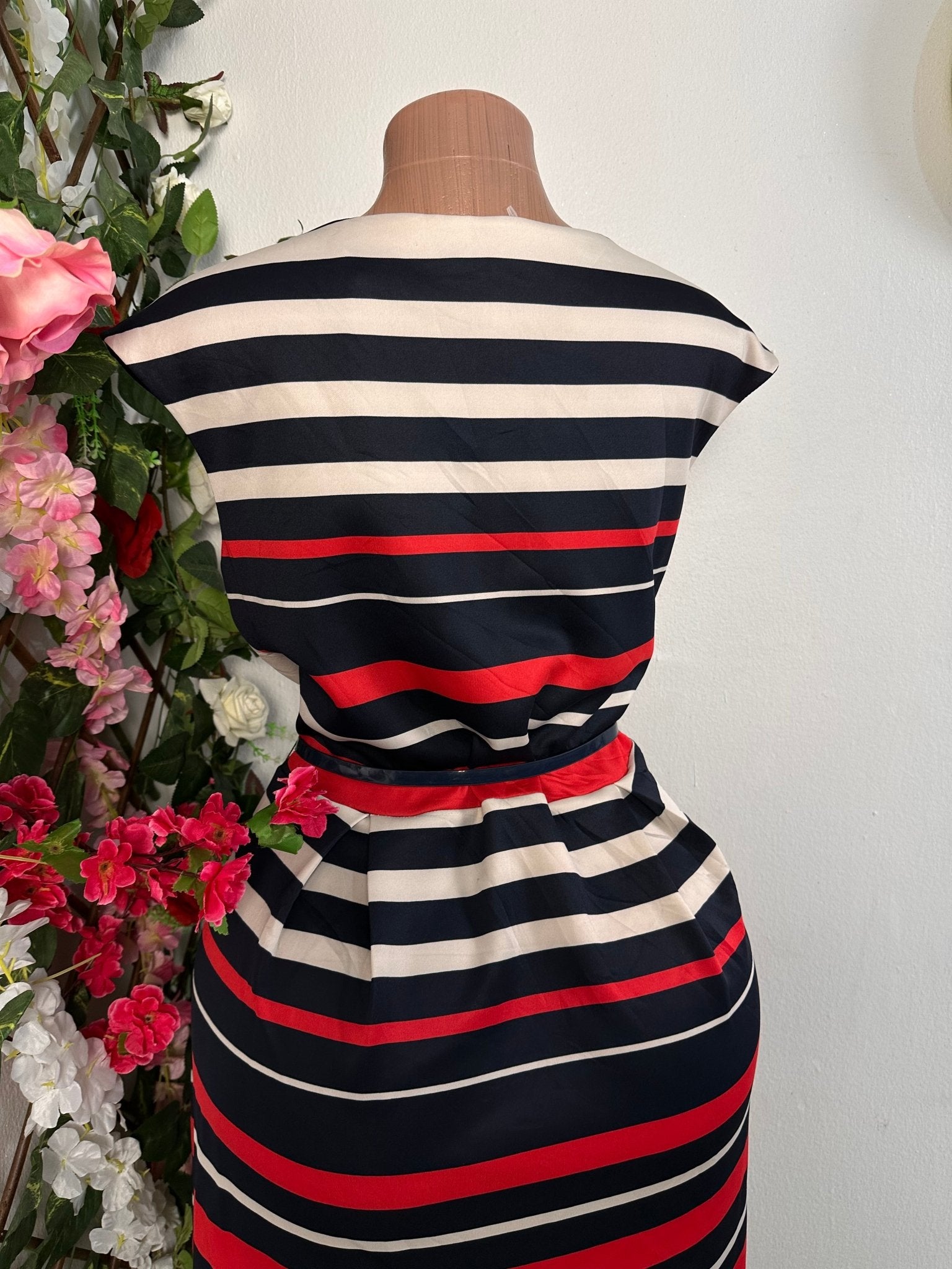 Robe élégante évasée avec de plie et railleur multicolore colle rond sans manche - Perluna Store - kinshasa