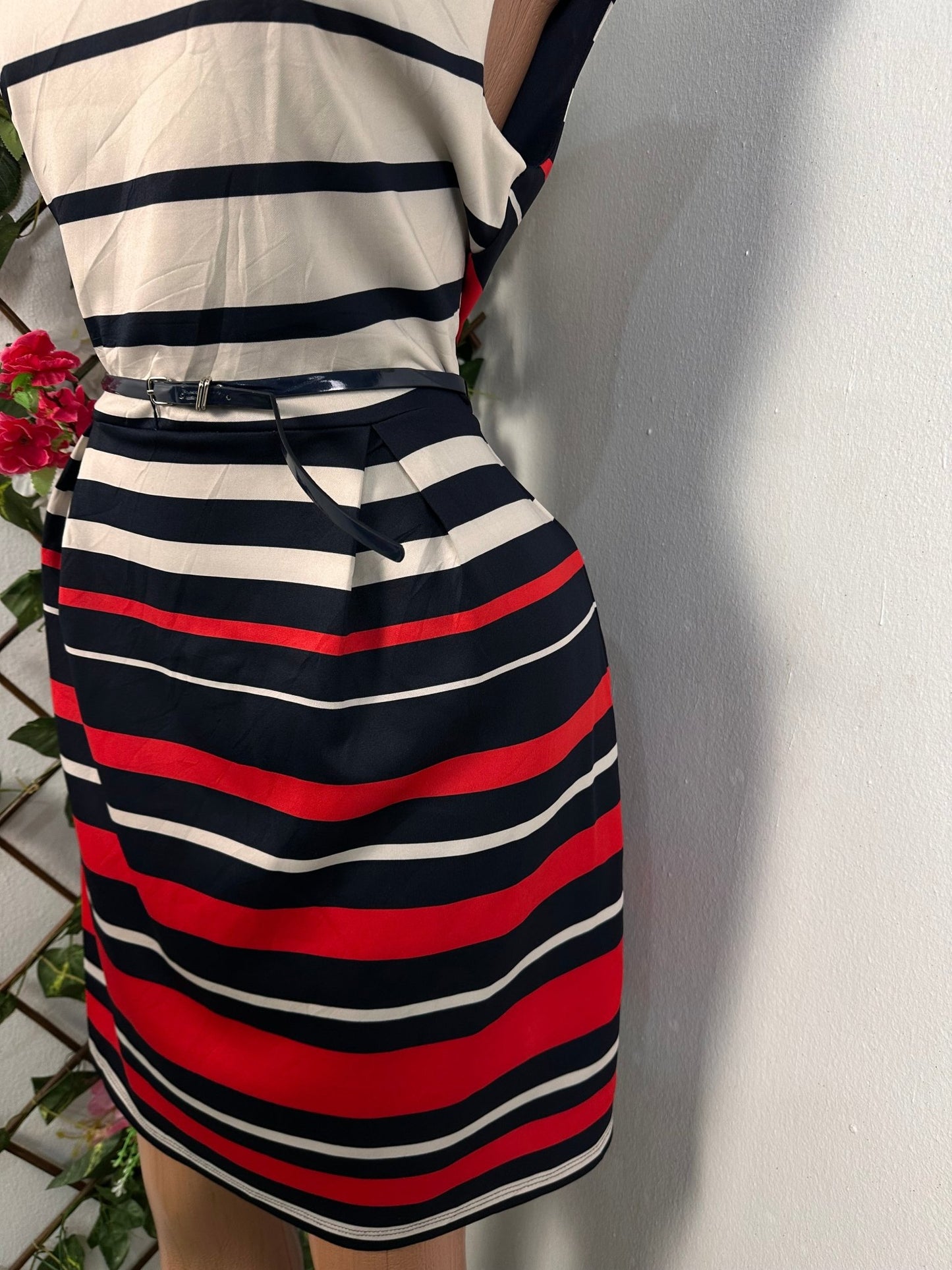 Robe élégante évasée avec de plie et railleur multicolore colle rond sans manche - Perluna Store - kinshasa