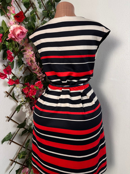 Robe élégante évasée avec de plie et railleur multicolore colle rond sans manche - Perluna Store - kinshasa