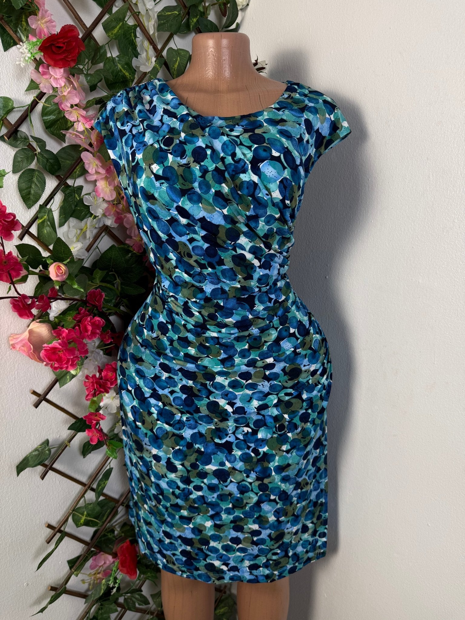 Robe élégante sans manche taille cintré - Perluna Store - kinshasa