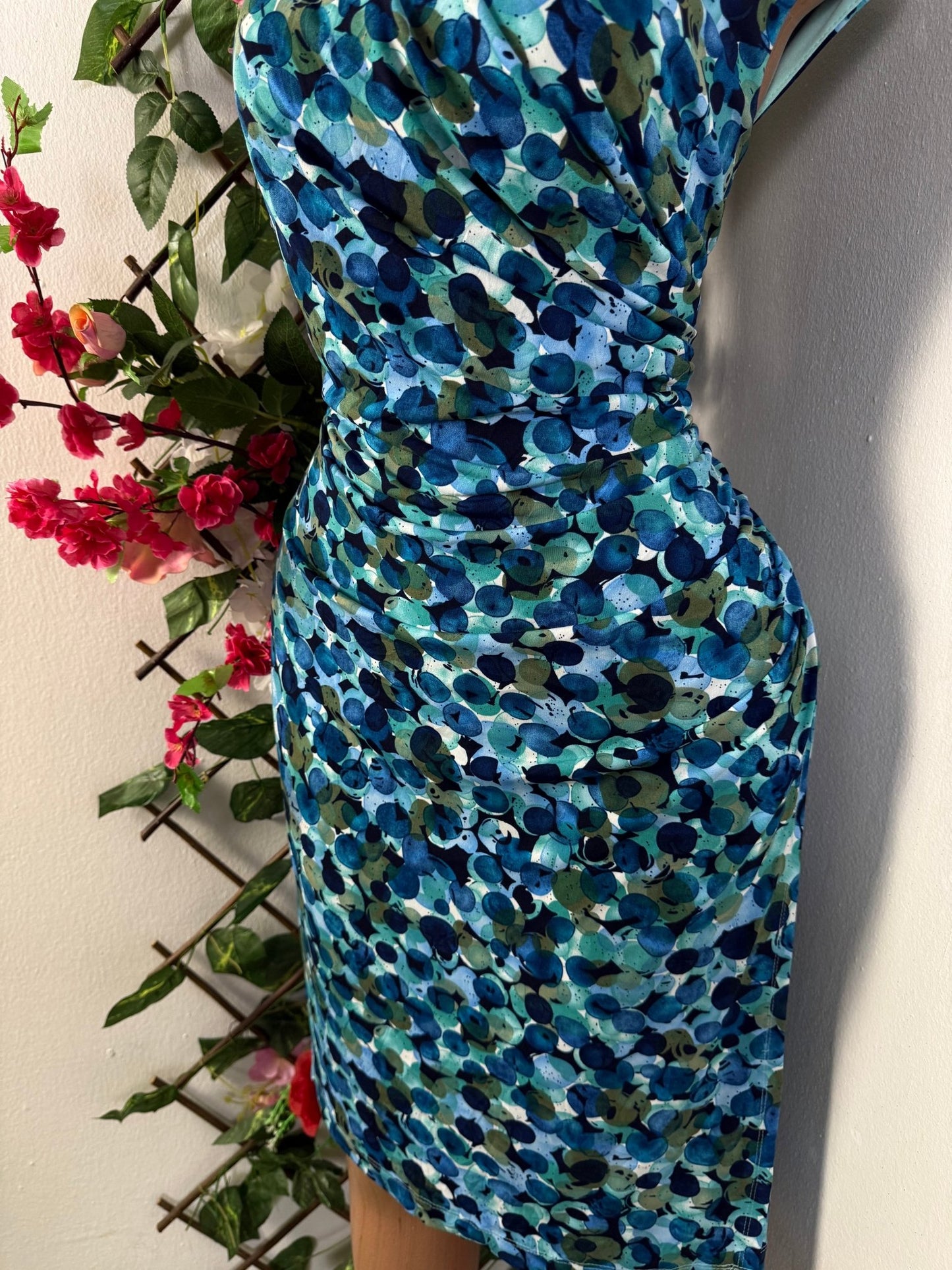 Robe élégante sans manche taille cintré - Perluna Store - kinshasa