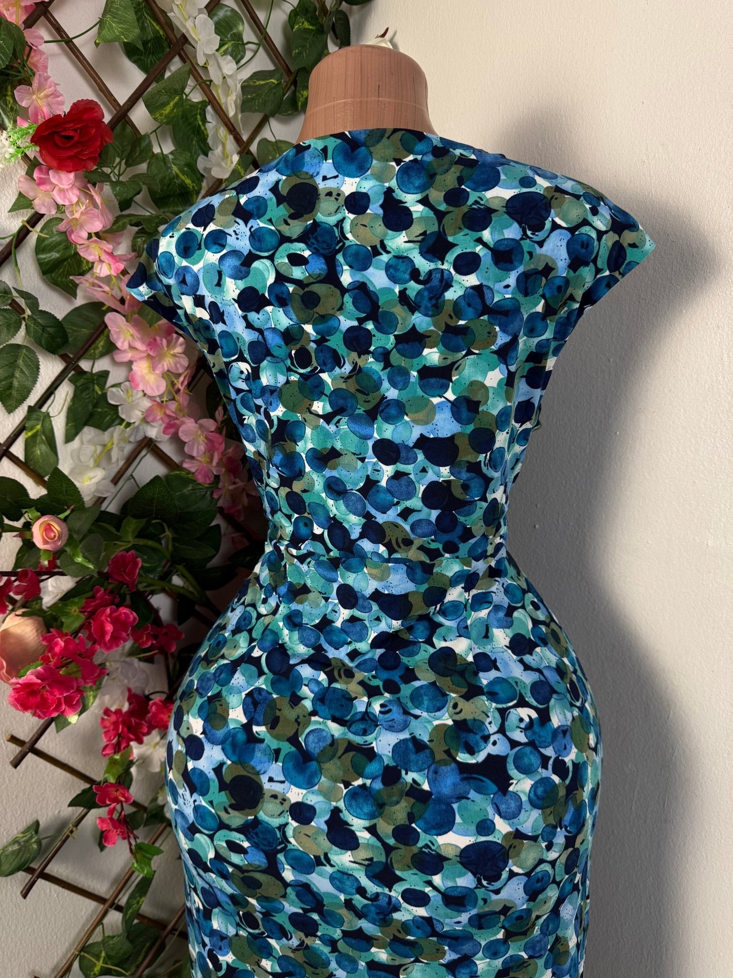 Robe élégante sans manche taille cintré - Perluna Store - kinshasa