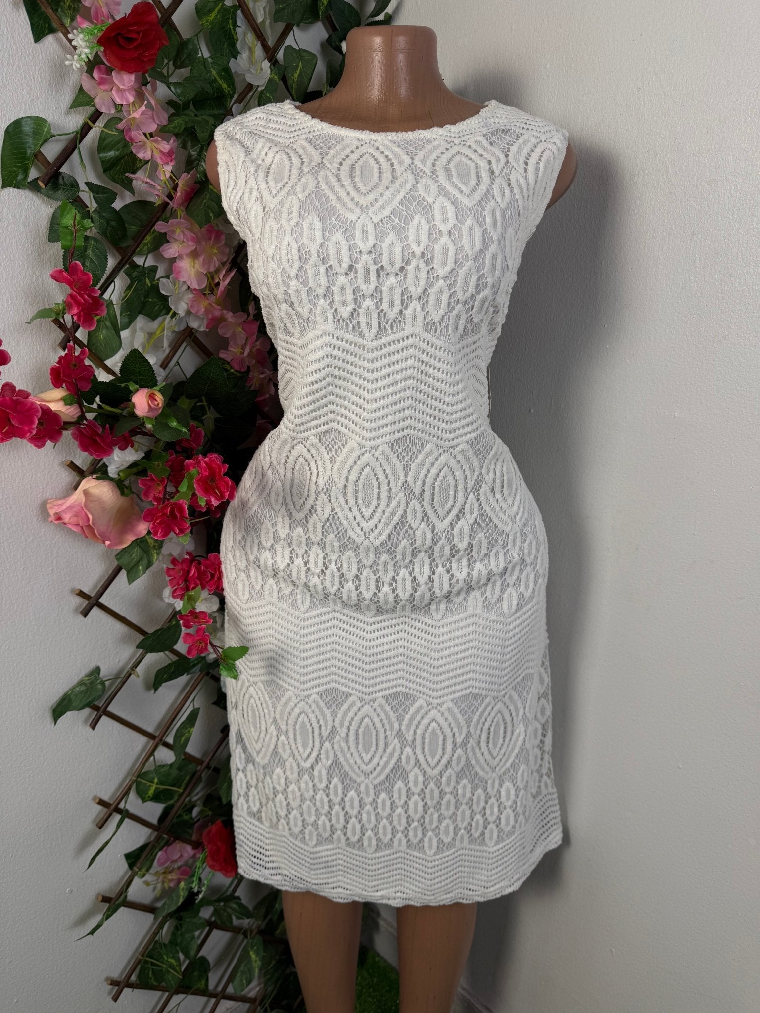 Robe en dentelle sans manche - Perluna Store - kinshasa