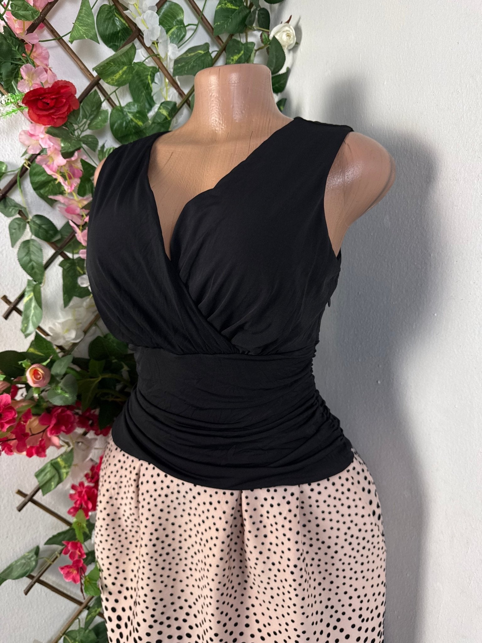 Robe évasé colle v sans manche - Perluna Store - kinshasa