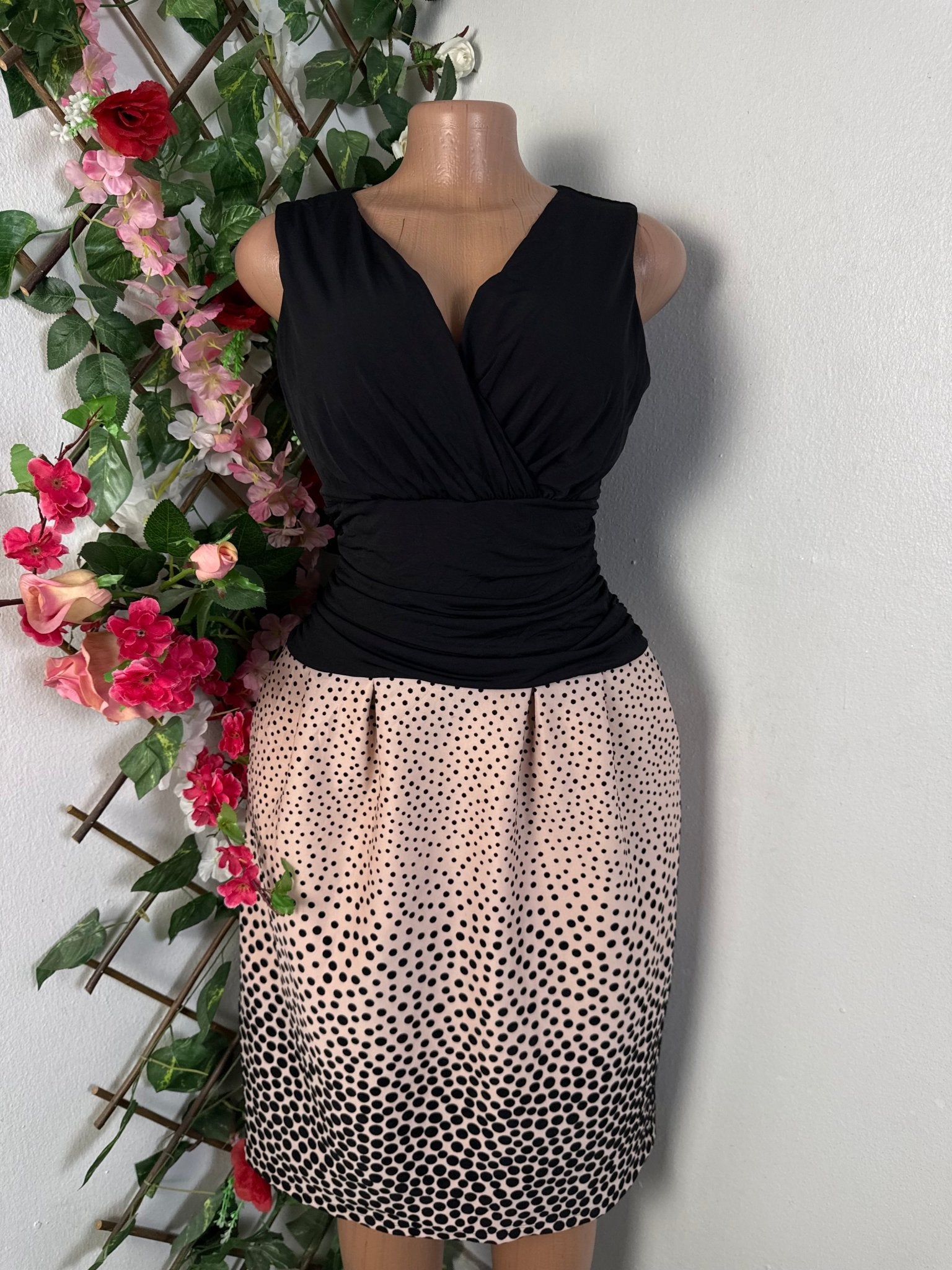 Robe évasé colle v sans manche - Perluna Store - kinshasa