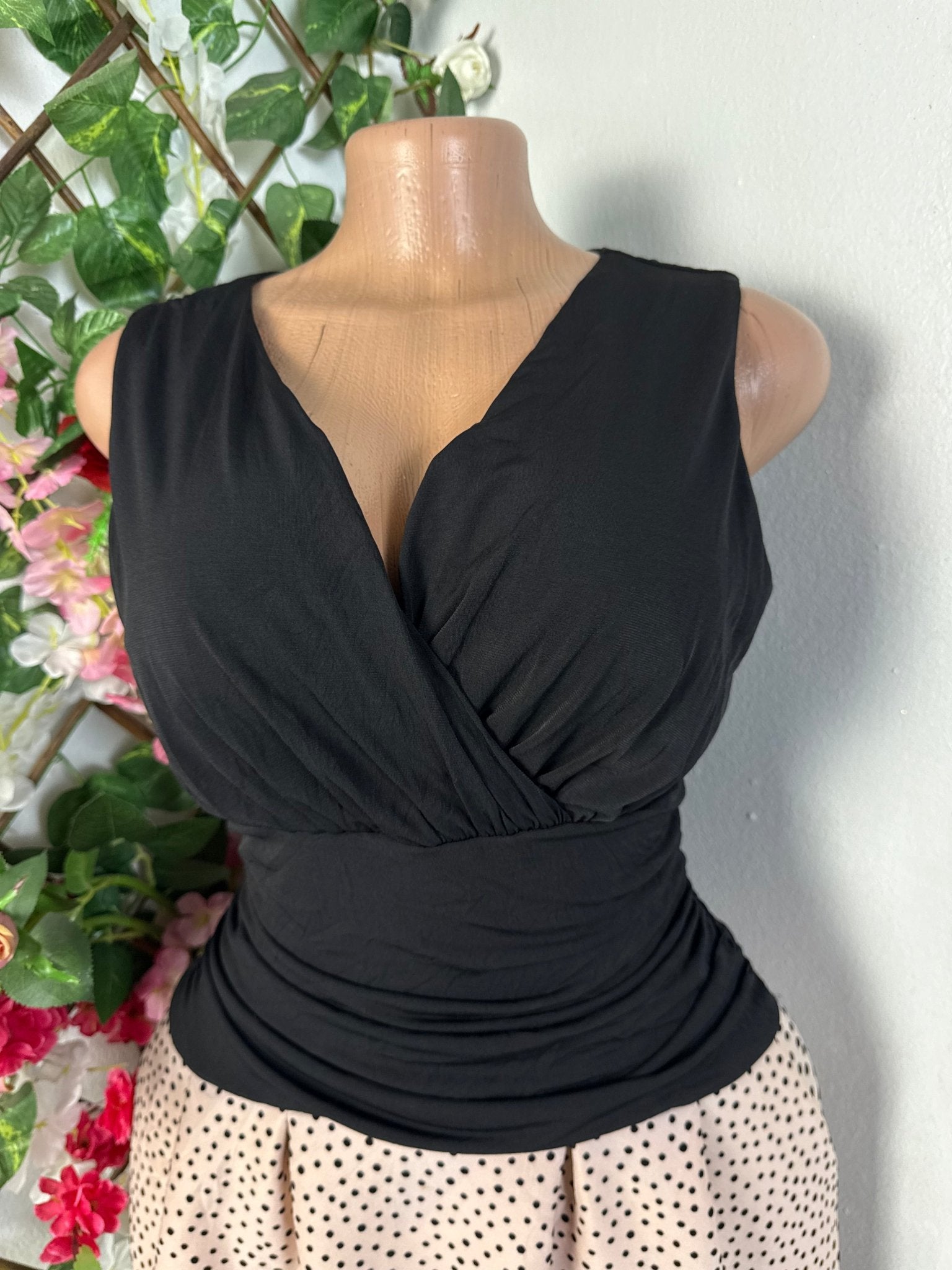 Robe évasé colle v sans manche - Perluna Store - kinshasa