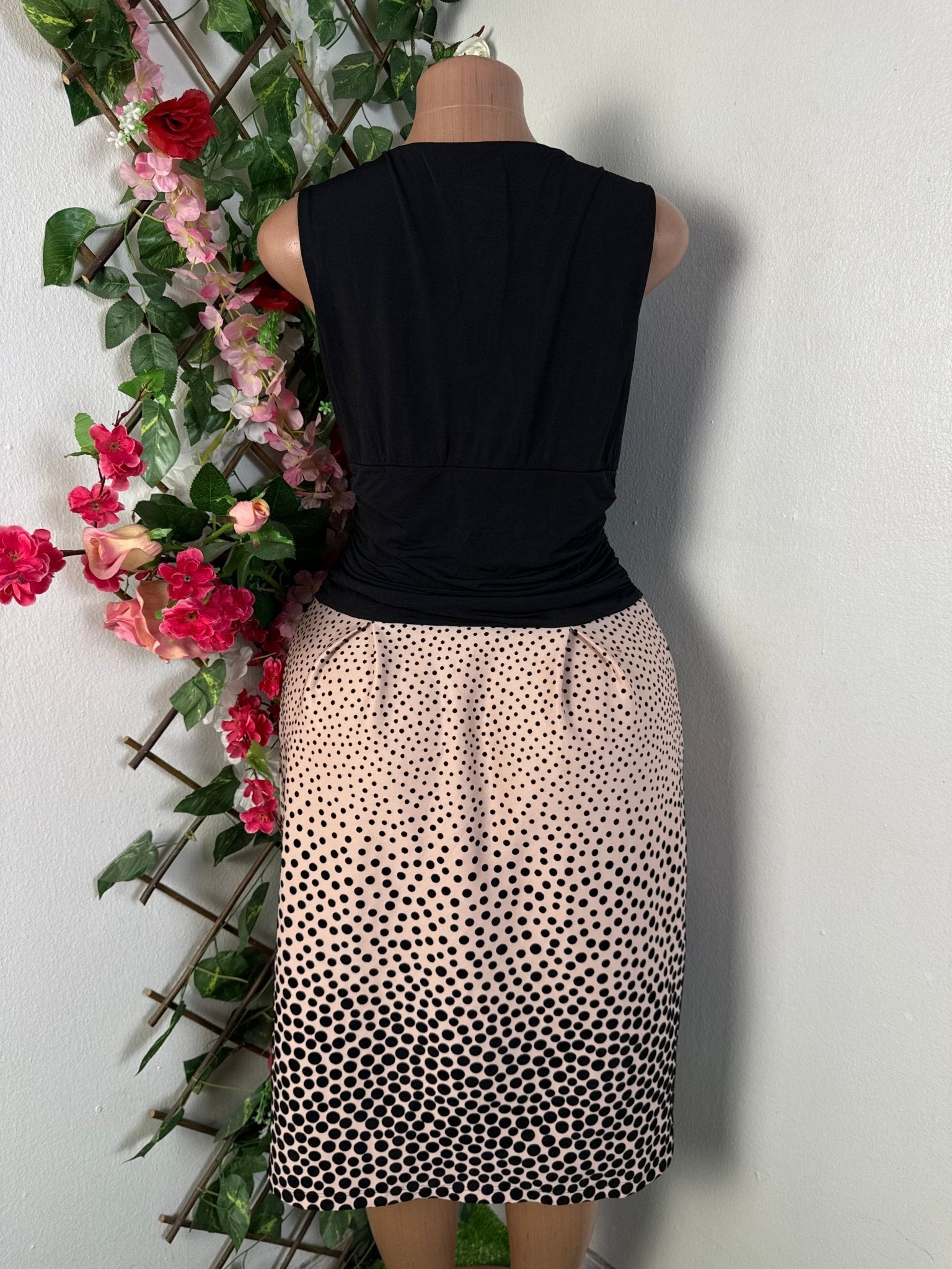 Robe évasé colle v sans manche - Perluna Store - kinshasa