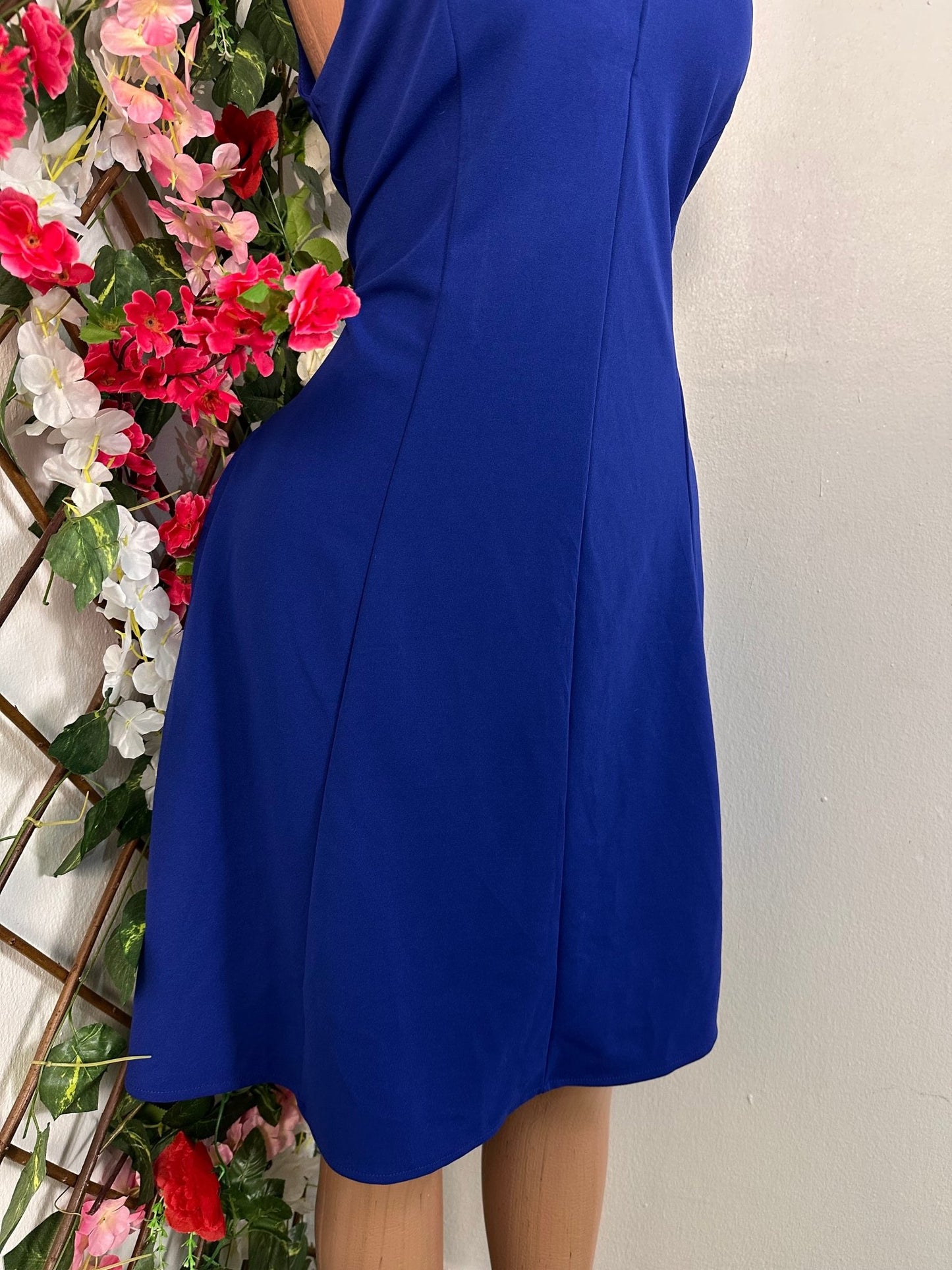 Robe évasé sans manche à décollecté plongeant - Perluna Store - kinshasa