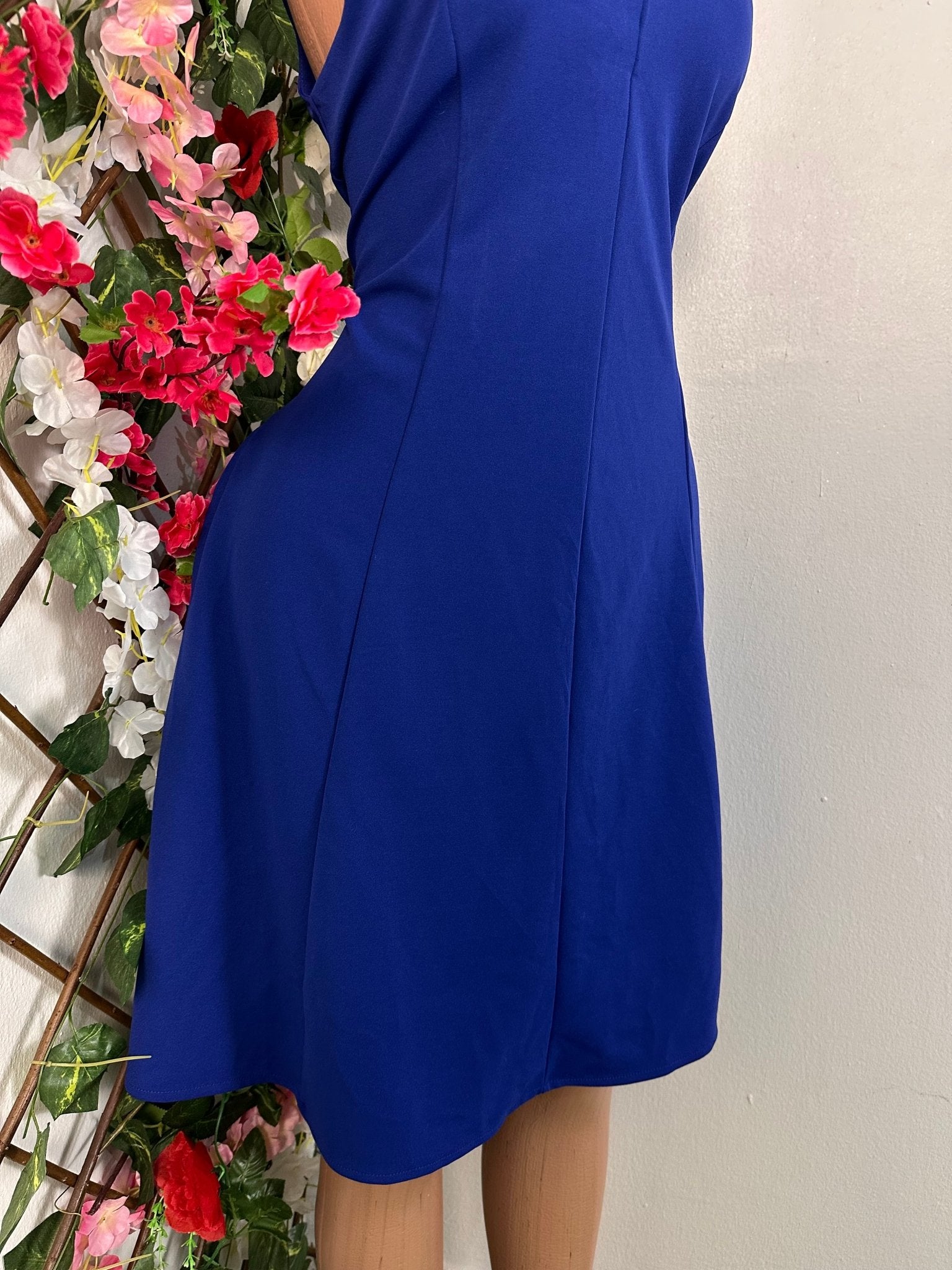 Robe évasé sans manche à décollecté plongeant - Perluna Store - kinshasa
