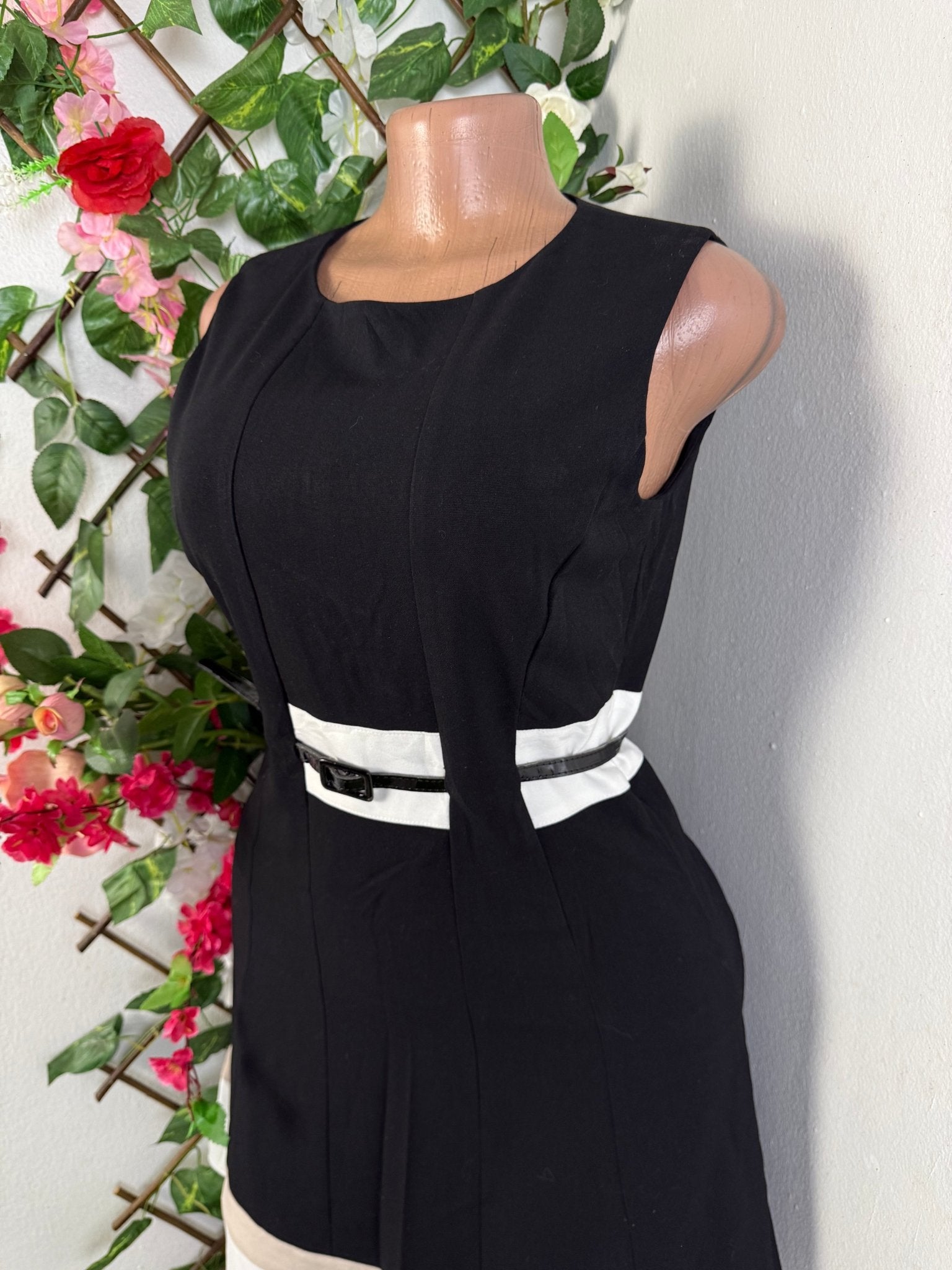Robe évasée ceinturée sans manches - Perluna Store - kinshasa
