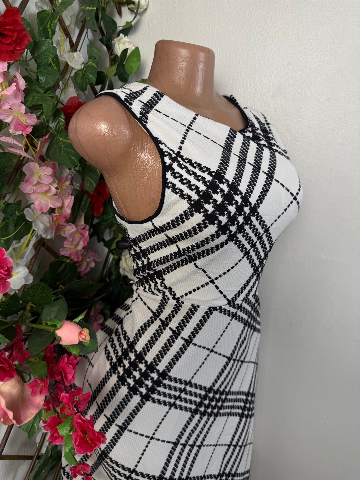 Robe évasée colle en V sans manche - Perluna Store - kinshasa