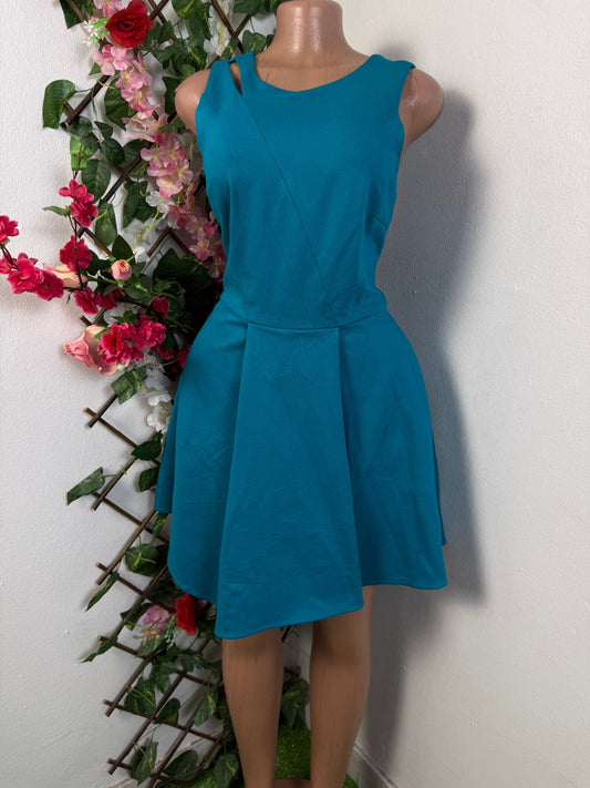 Robe évasée courte sans manche - Perluna Store - kinshasa