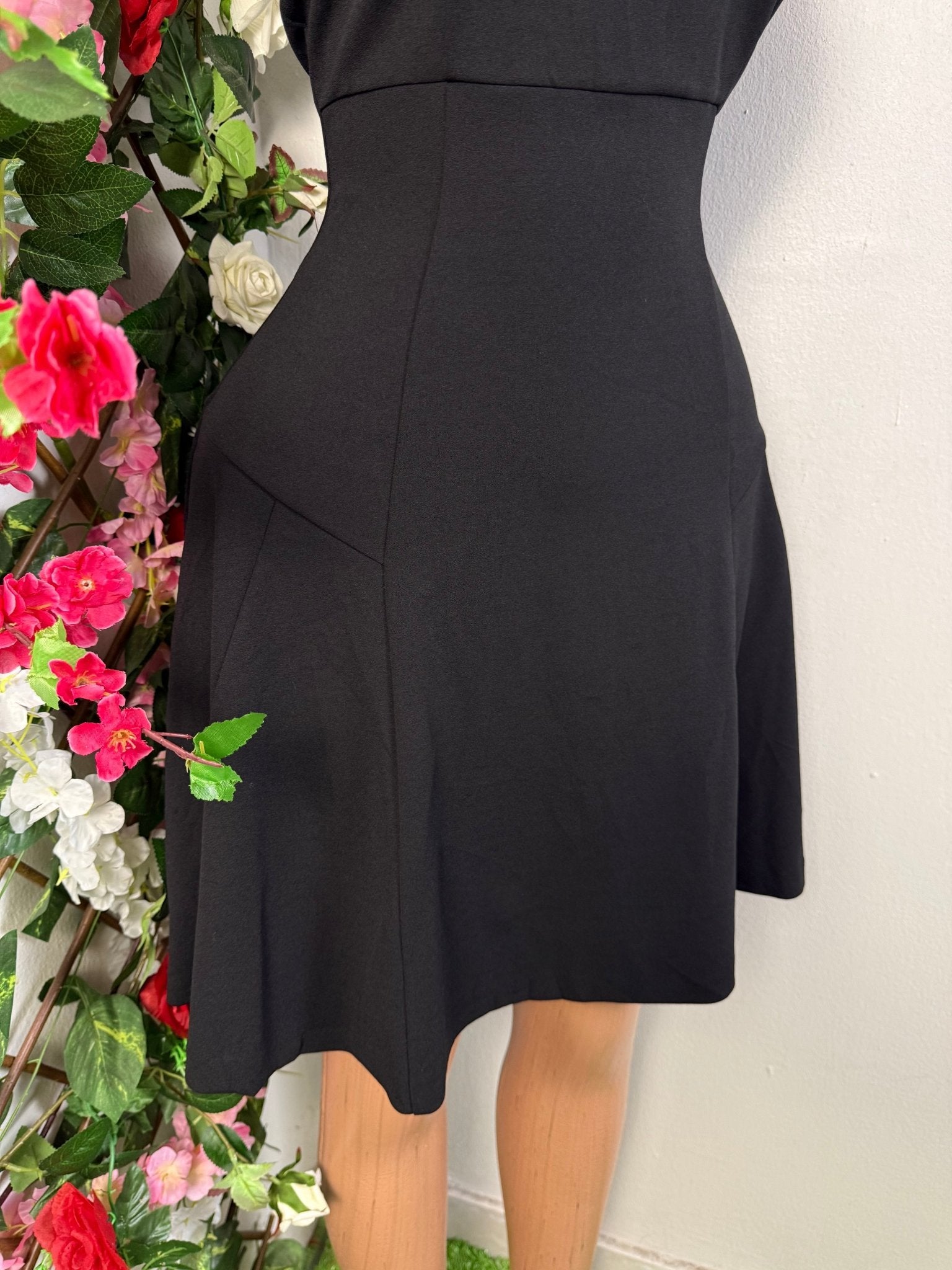 Robe évasée courte sans manche - Perluna Store - kinshasa