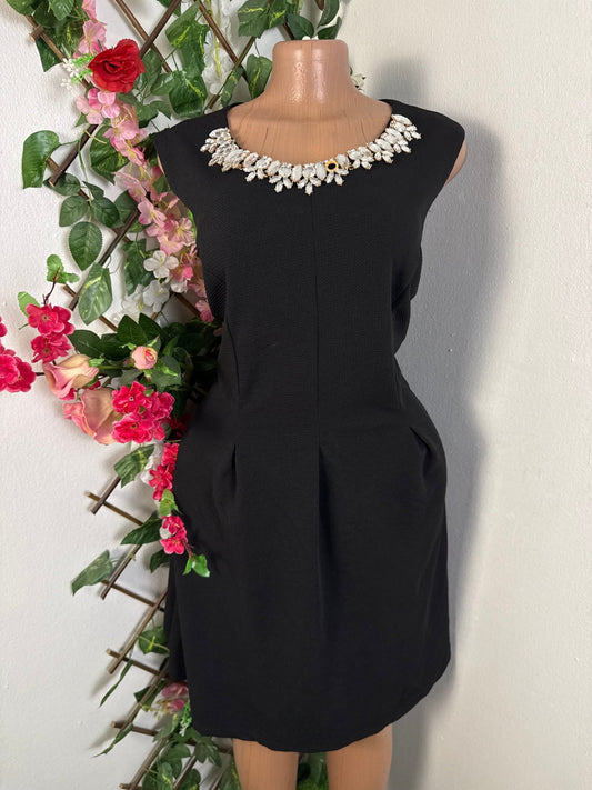 Robe évasée décolleté avec pierre luisant - Perluna Store - kinshasa