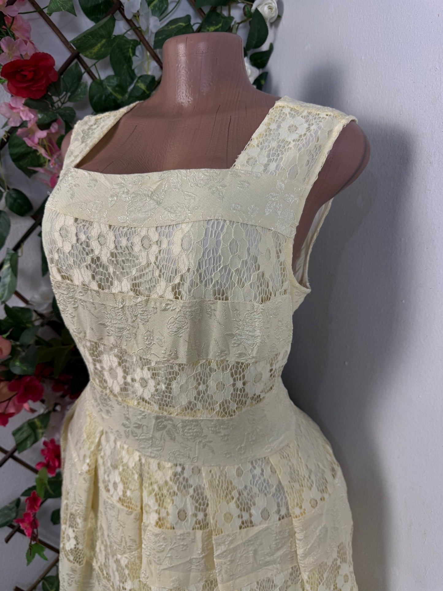 Robe évasée en maille de dentelle - Perluna Store - kinshasa