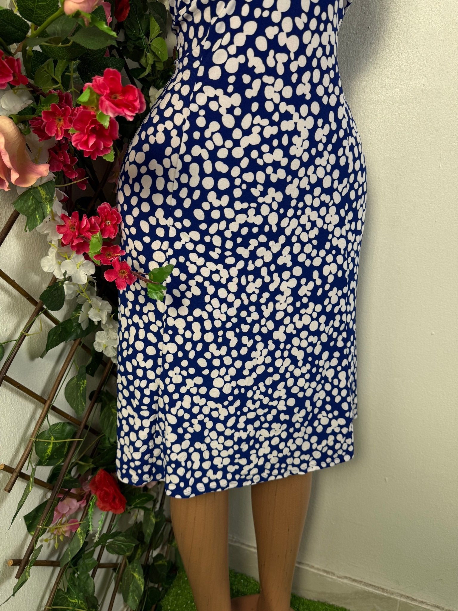 Robe évasée sans manche colle v - Perluna Store - kinshasa