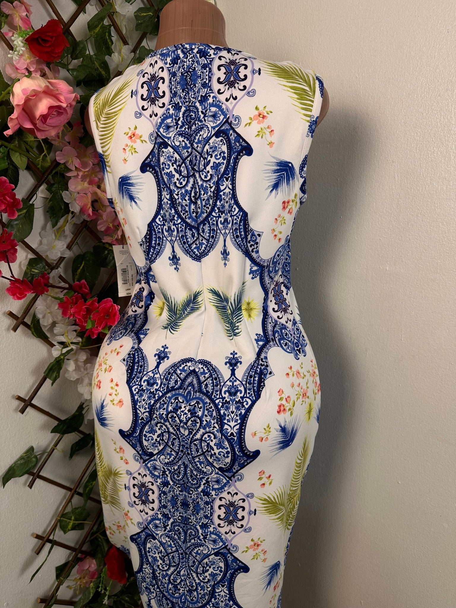 Robe fleurie mi longue avec un décolleté en filet sans manche - Perluna Store - kinshasa
