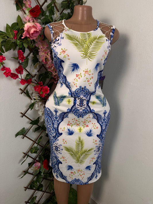 Robe fleurie mi longue avec un décolleté en filet sans manche - Perluna Store - kinshasa