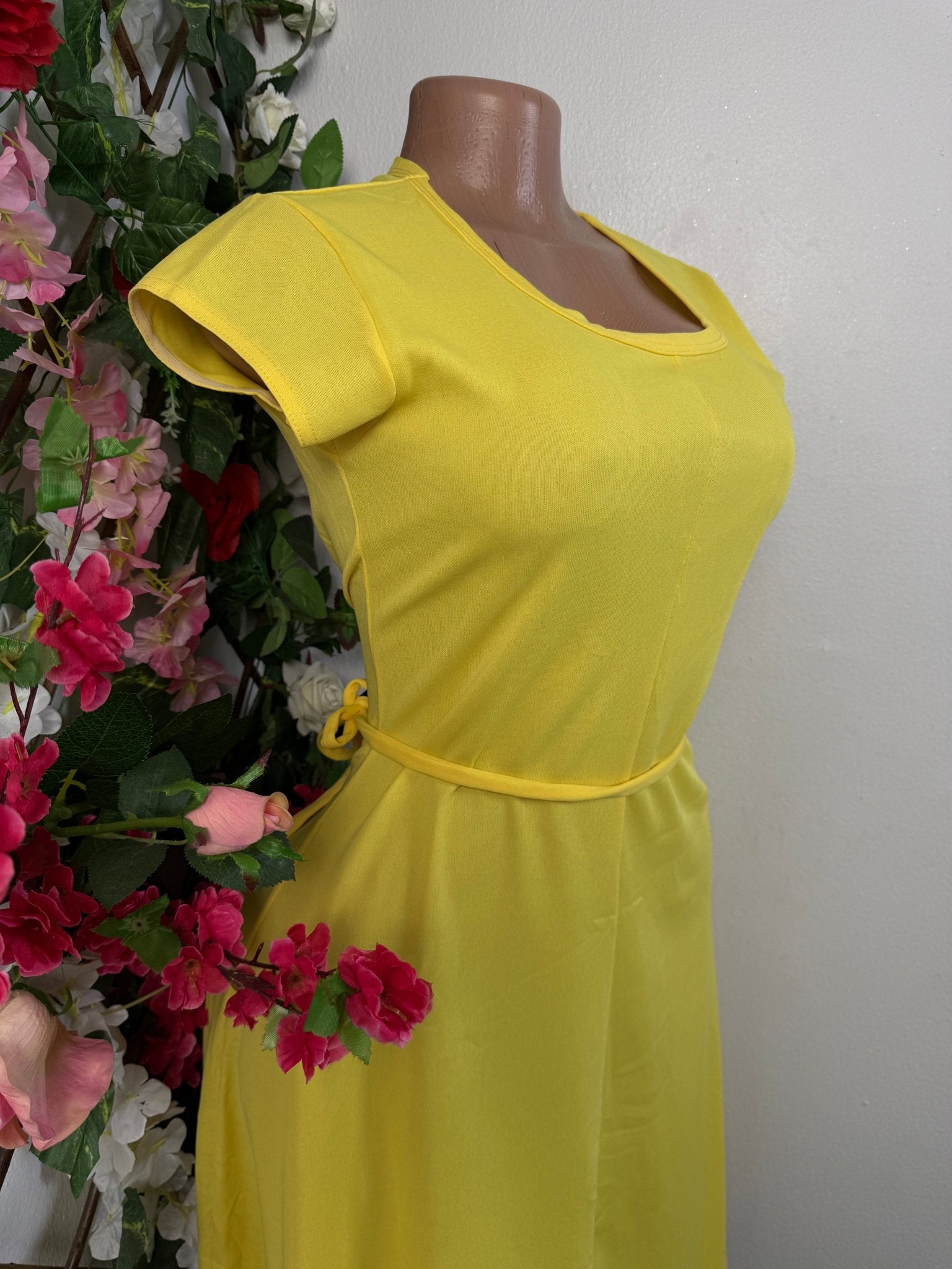 Robe mi longue cintré à courte manche - Perluna Store - kinshasa