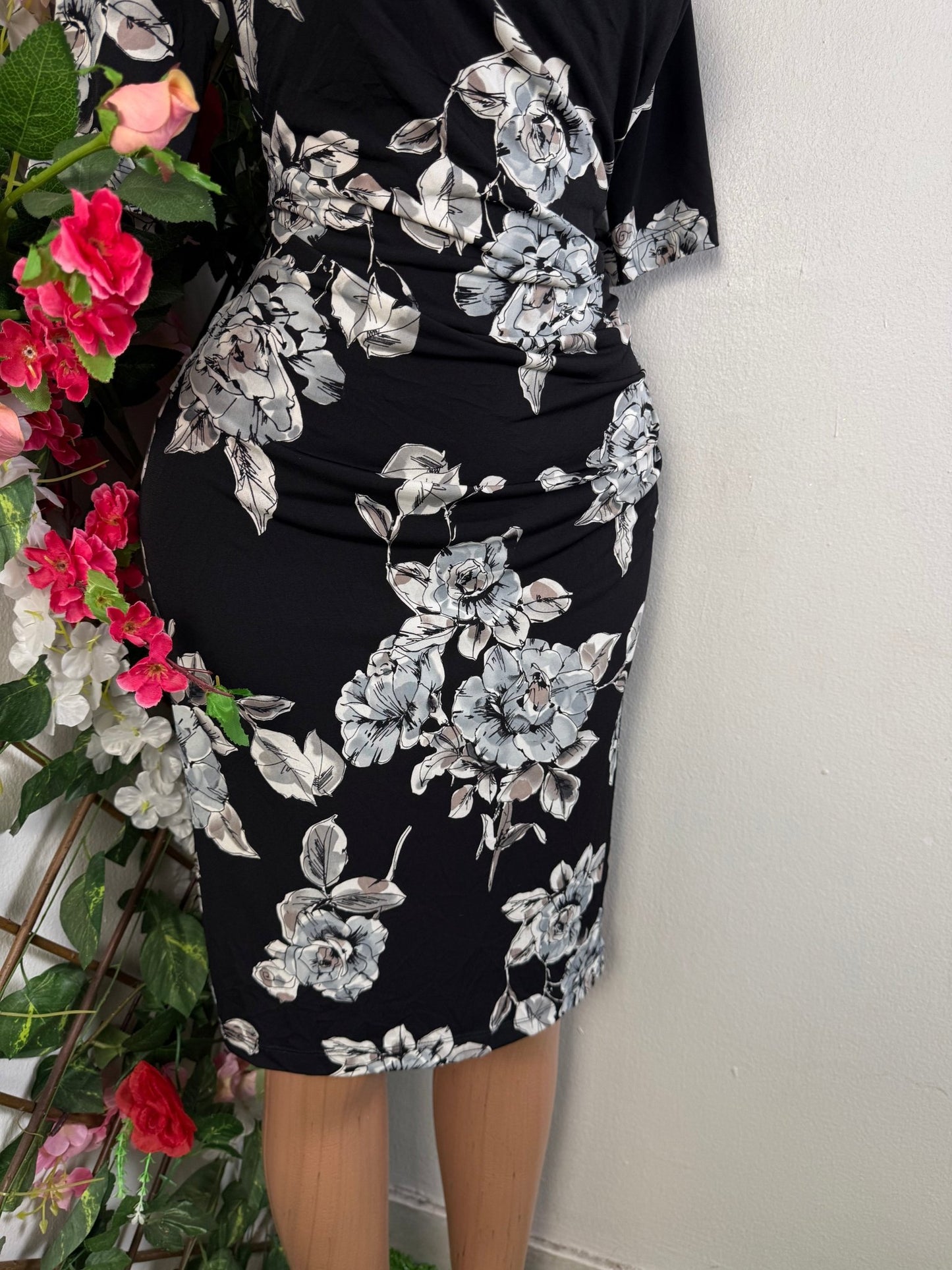 Robe mi longue cintrée manches courtes - Perluna Store - kinshasa