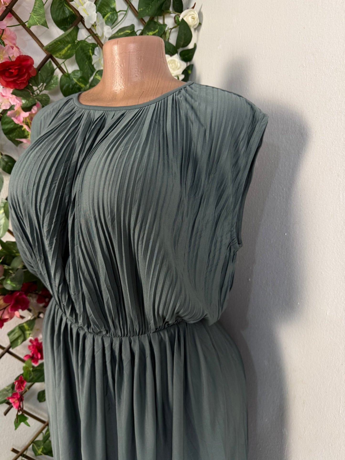 Robe mi longue sans manche colle rond - Perluna Store - kinshasa