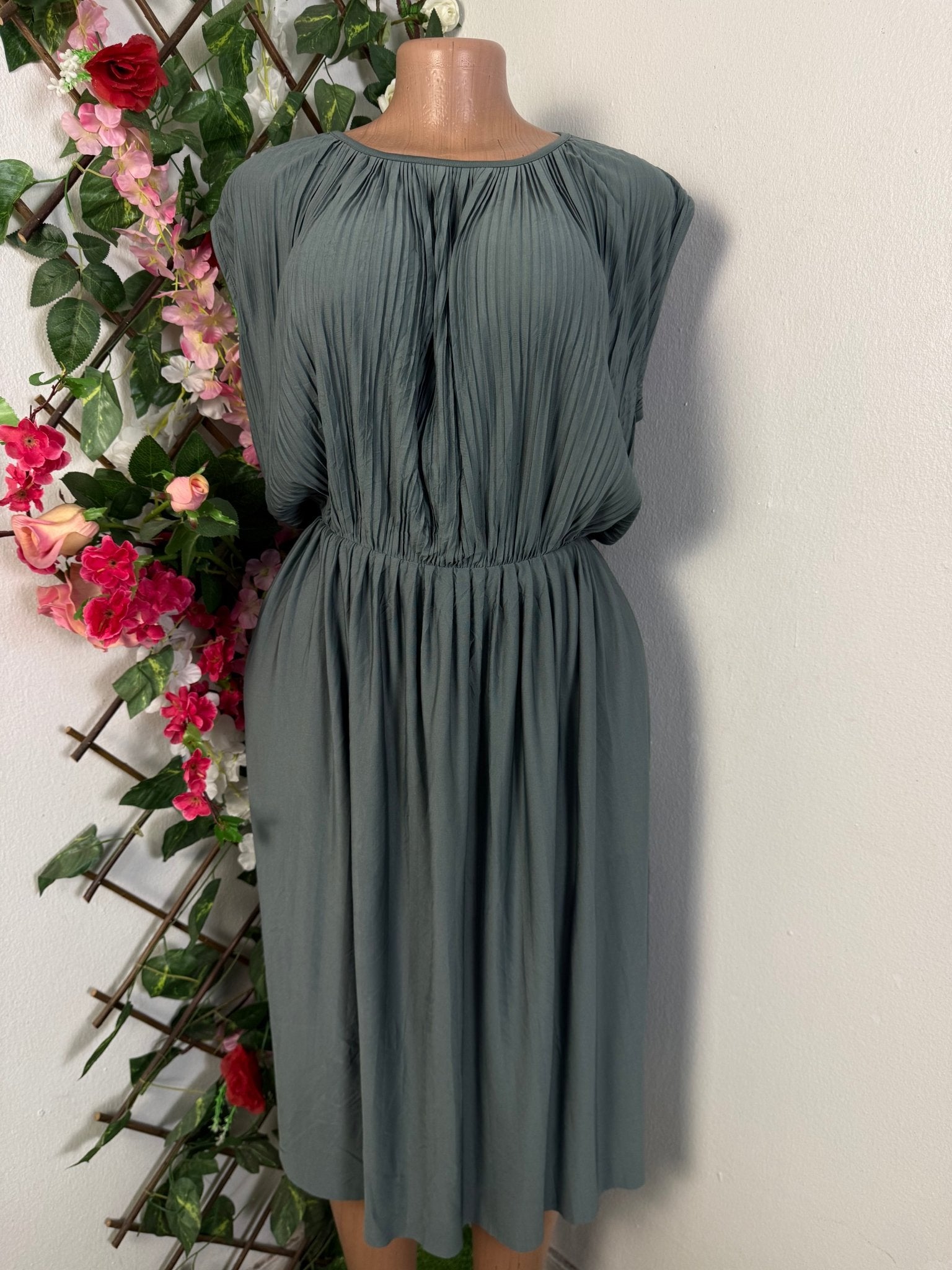 Robe mi longue sans manche colle rond - Perluna Store - kinshasa