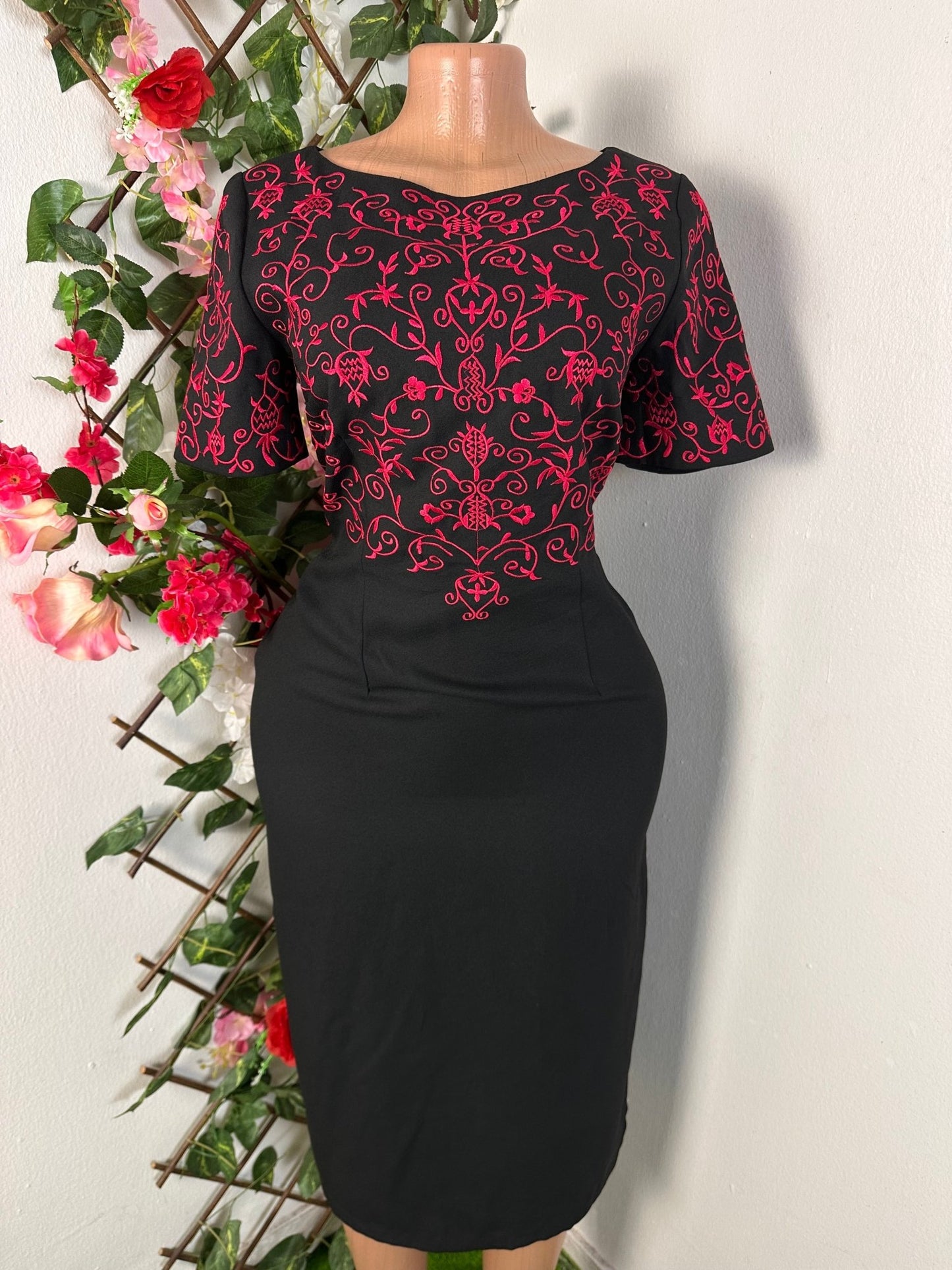 Robe midi noir avec broderie rouge et manche courte - Perluna Store - kinshasa