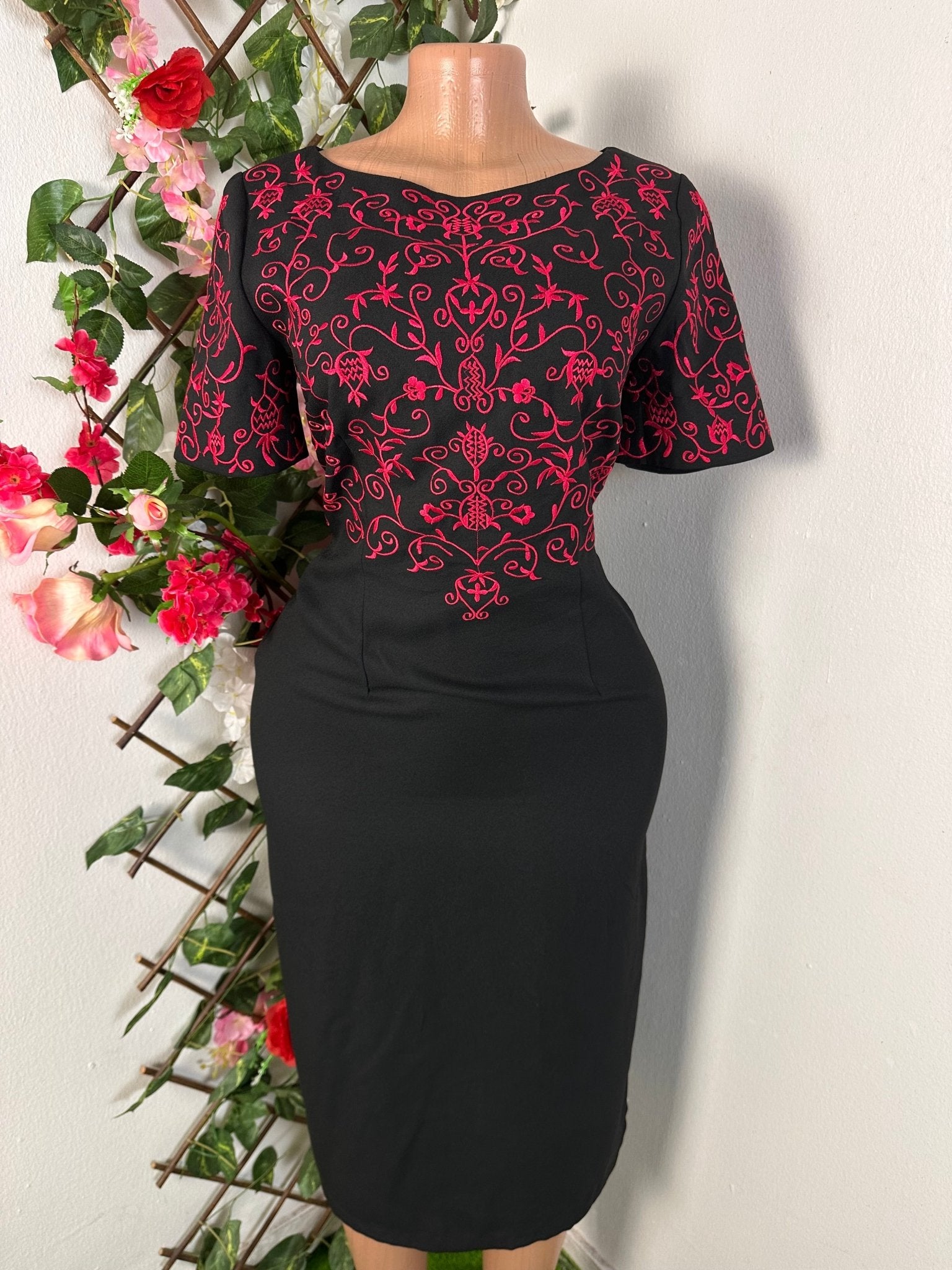 Robe midi noir avec broderie rouge et manche courte - Perluna Store - kinshasa