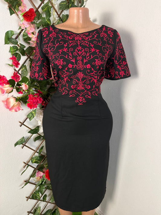 Robe midi noir avec broderie rouge et manche courte - Perluna Store - kinshasa