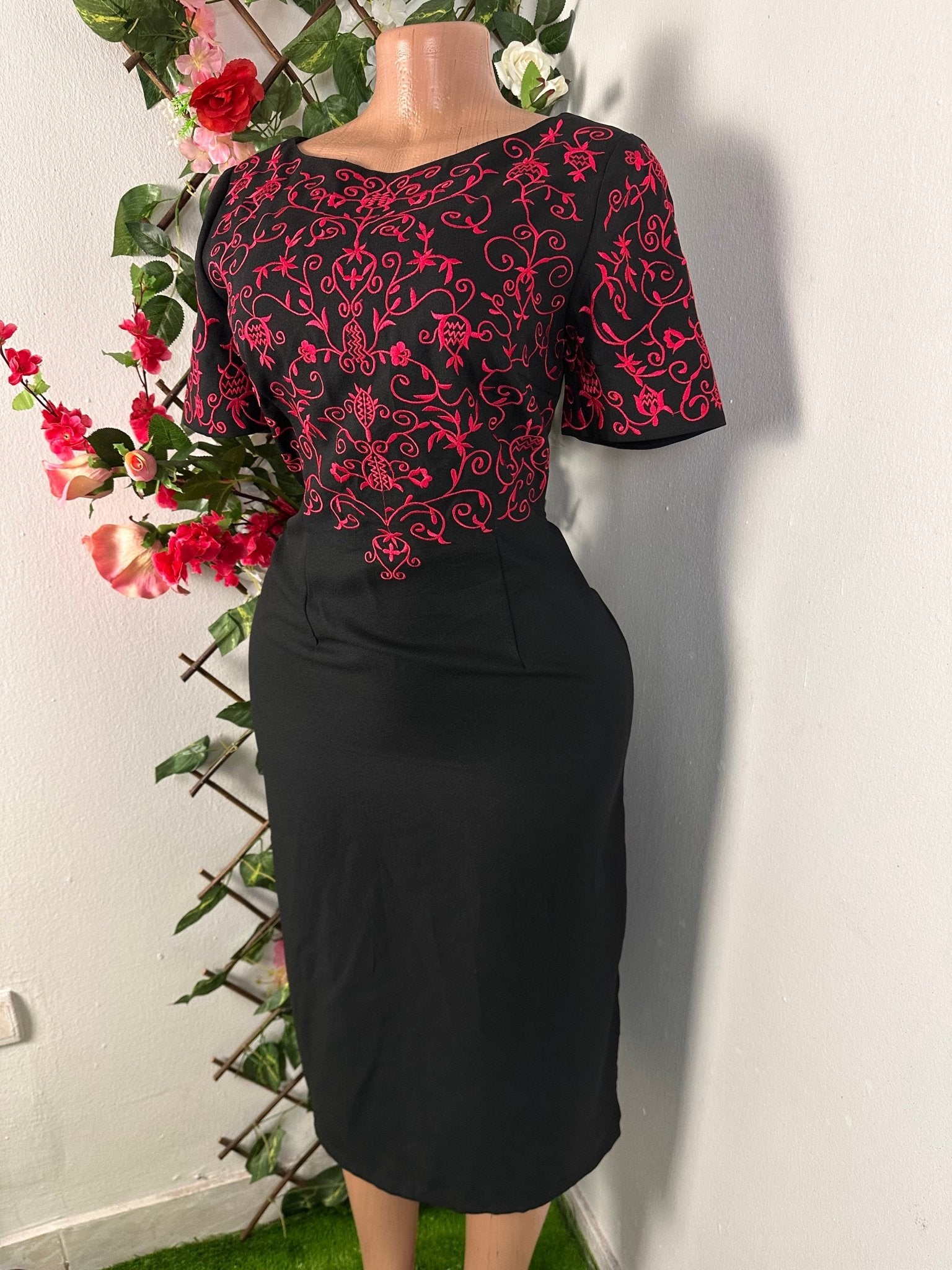 Robe midi noir avec broderie rouge et manche courte - Perluna Store - kinshasa