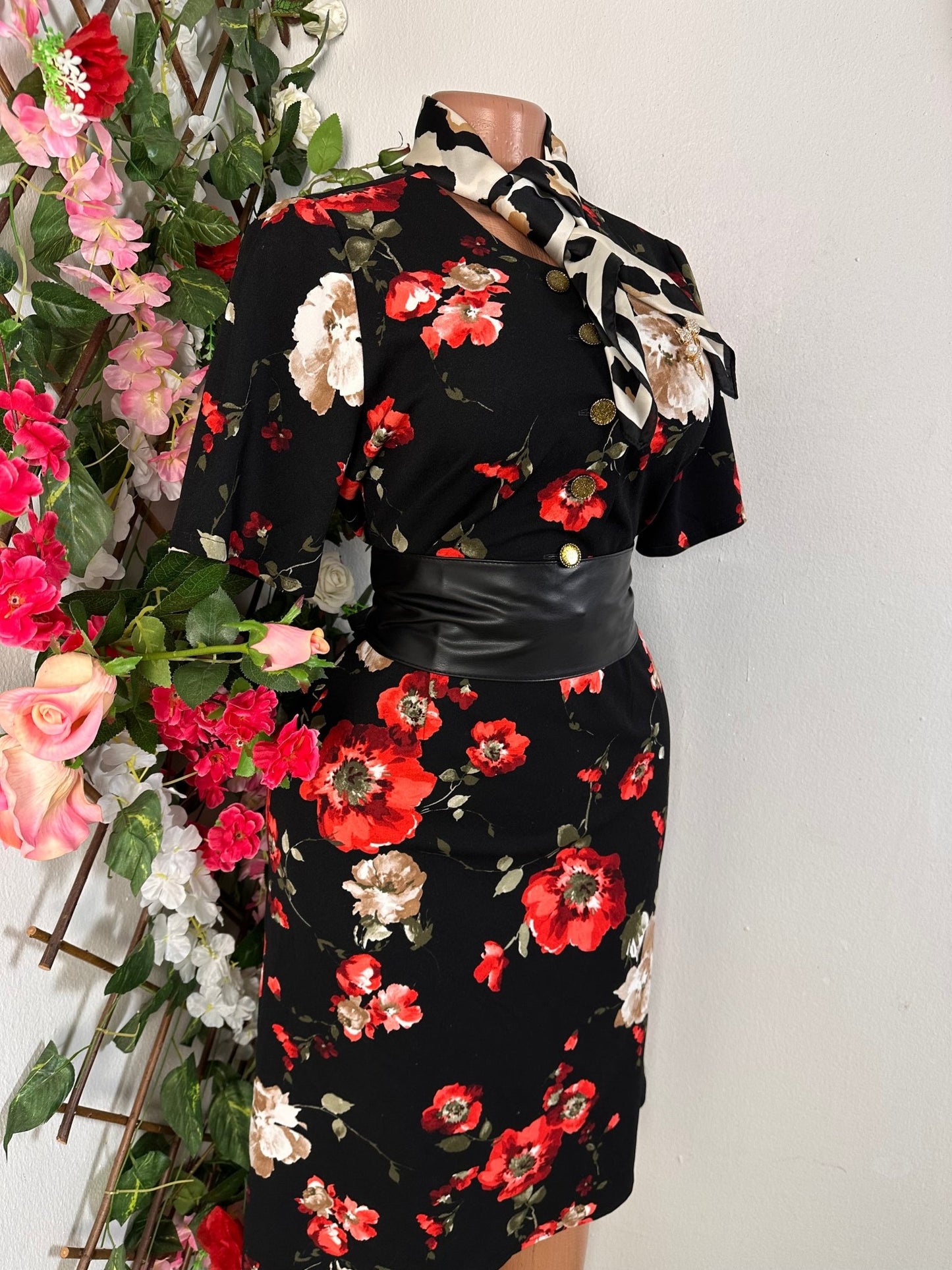 Robe midi noire avec des imprimé florale et courte manche - Perluna Store - kinshasa